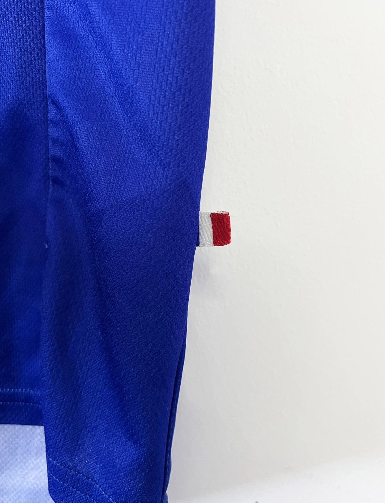 Maillot de foot vintage domicile bleu, blanc et rouge de l'équipe de france 1998. On peut retrouver l'équipementier adidas. Il s'agit d'un maillot authentique d'époque