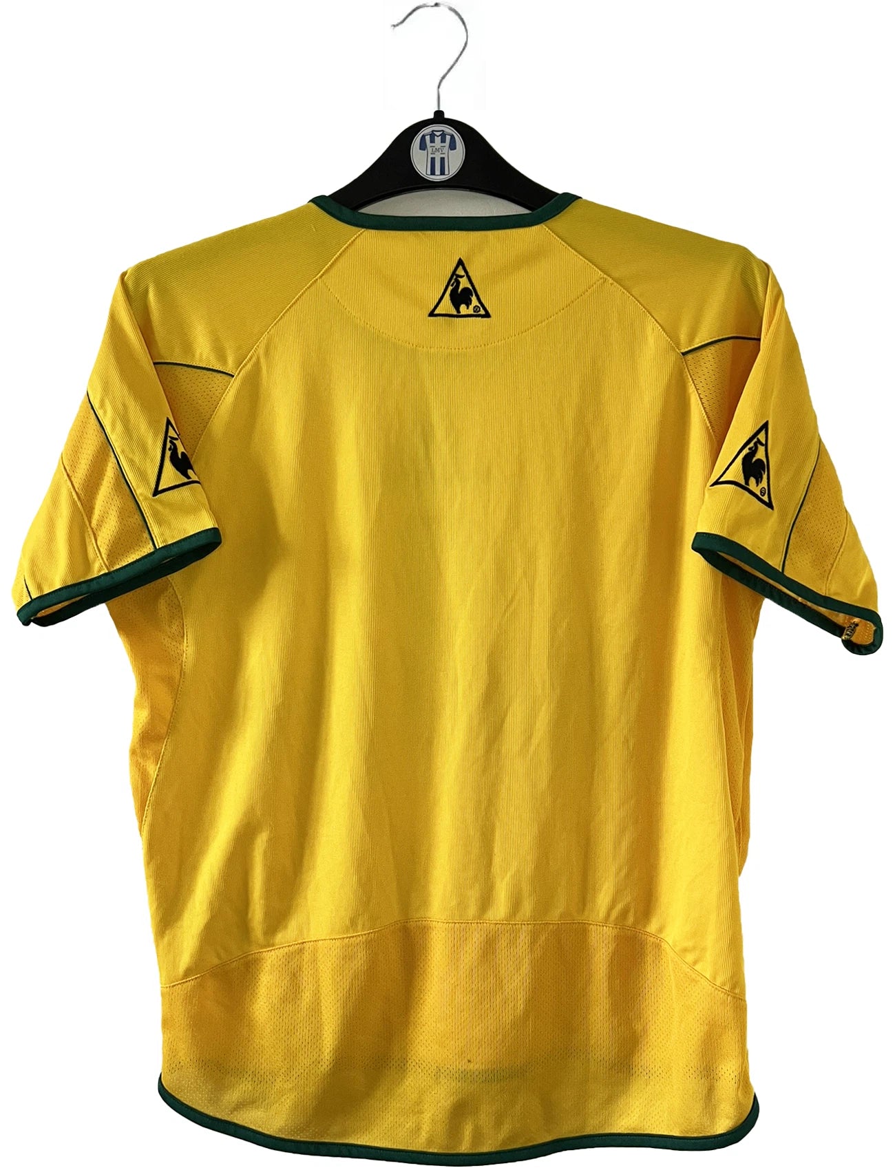 Maillot de foot vintage domicile jaune du FC Nantes de la saison 2003-2004. On peut retrouver l'équipementier Le Coq Sportif et le sponsor Synergie. Il s'agit d'un maillot authentique d'époque.