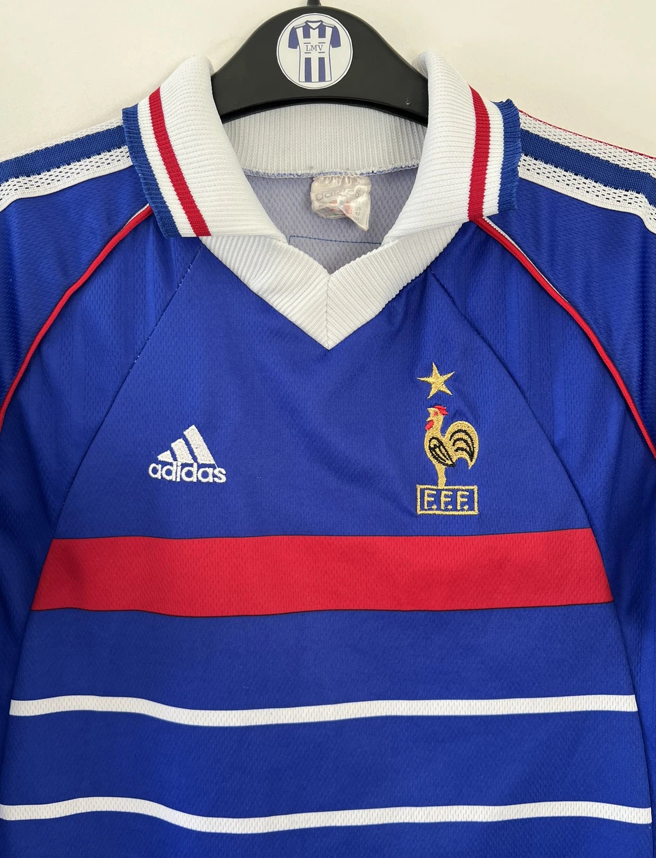 Maillot de foot vintage domicile de l'équipe de france 1998 bleu. On peut retrouver l'équipementier adidas. Le maillot est floqué du numéro 10 Zinedine Zidane. Il s'agit d'un maillot authentique d'époque.