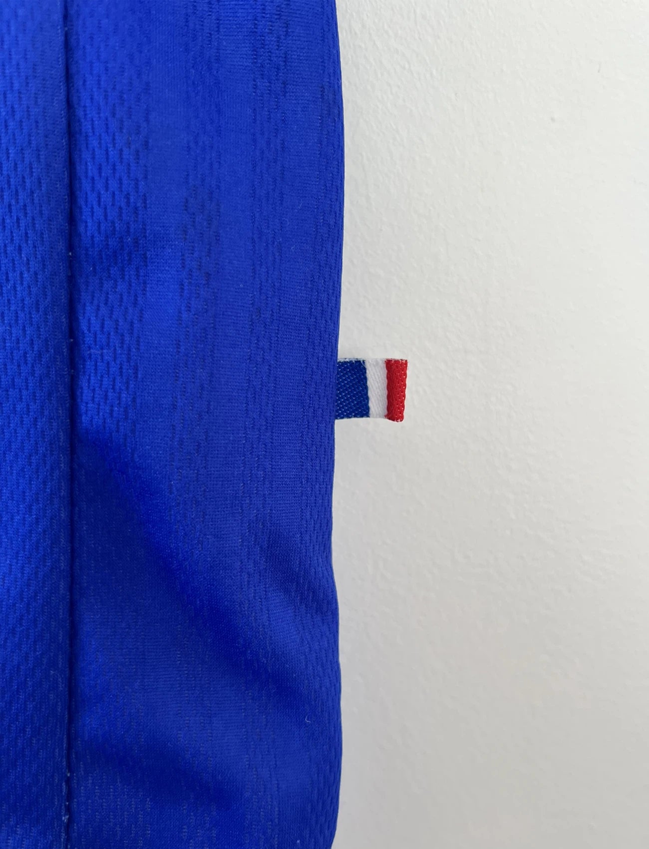 Maillot de foot vintage domicile de l'équipe de france 1998 bleu. On peut retrouver l'équipementier adidas. Le maillot est floqué du numéro 10 Zinedine Zidane. Il s'agit d'un maillot authentique d'époque.