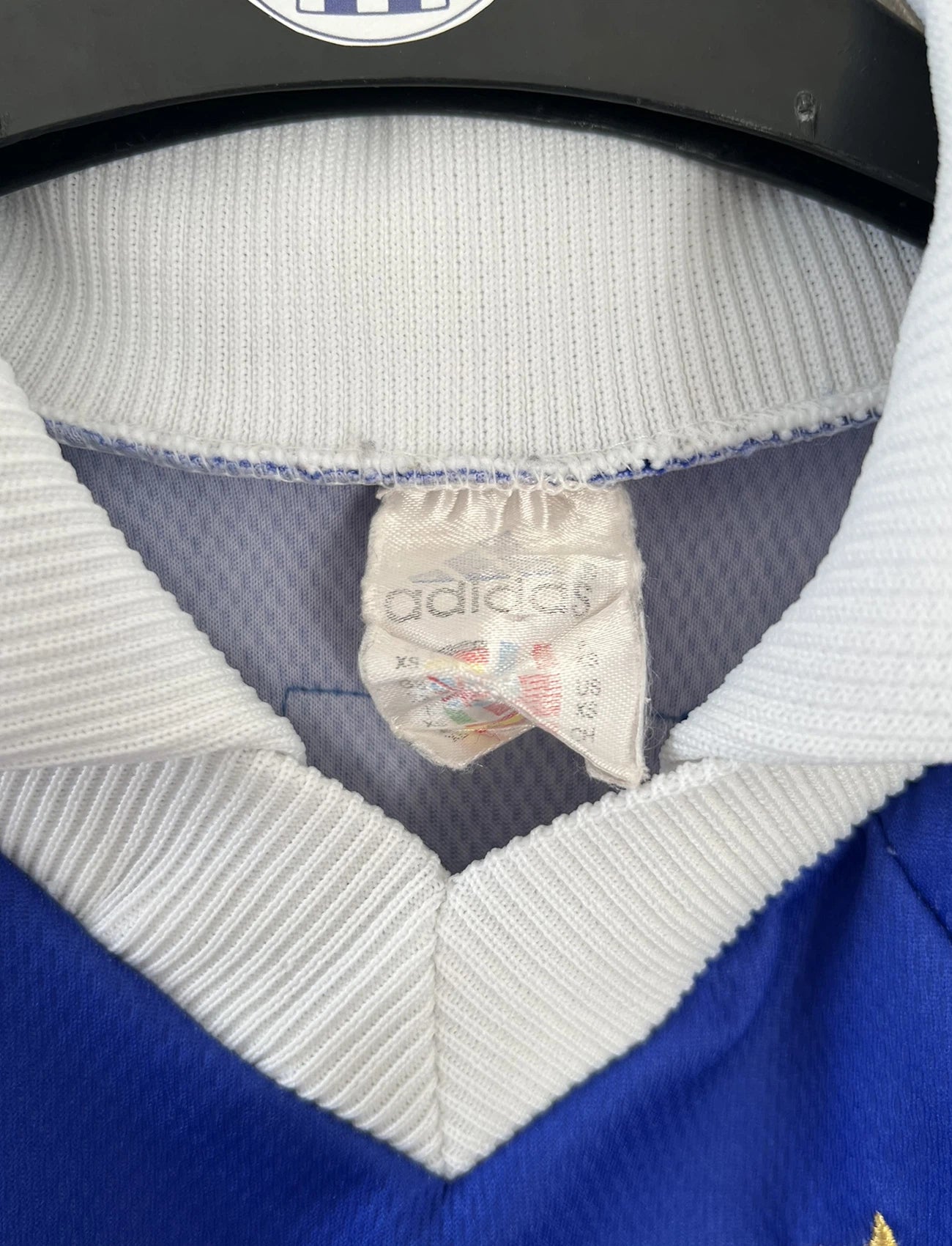 Maillot de foot vintage domicile de l'équipe de france 1998 bleu. On peut retrouver l'équipementier adidas. Le maillot est floqué du numéro 10 Zinedine Zidane. Il s'agit d'un maillot authentique d'époque.