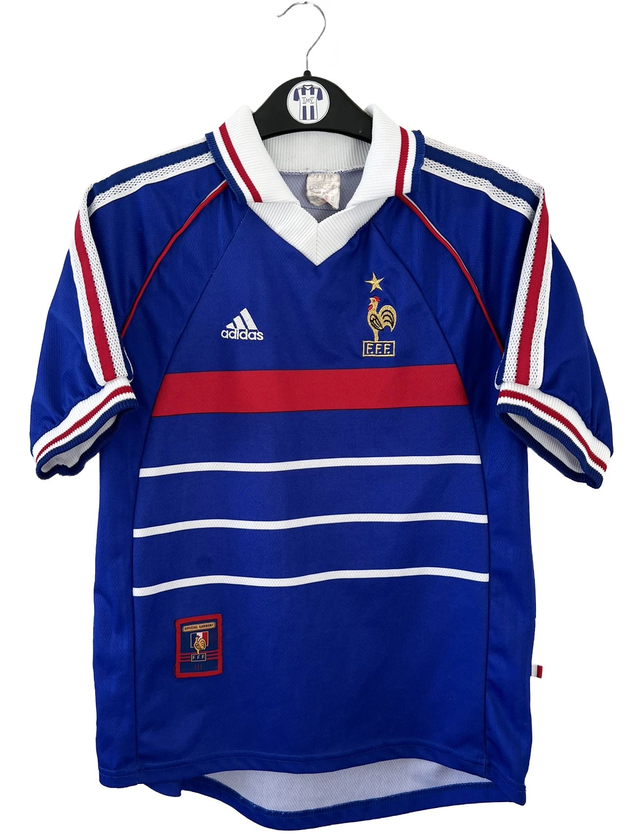 Maillot de foot vintage domicile de l'équipe de france 1998 bleu. On peut retrouver l'équipementier adidas. Le maillot est floqué du numéro 10 Zinedine Zidane. Il s'agit d'un maillot authentique d'époque.