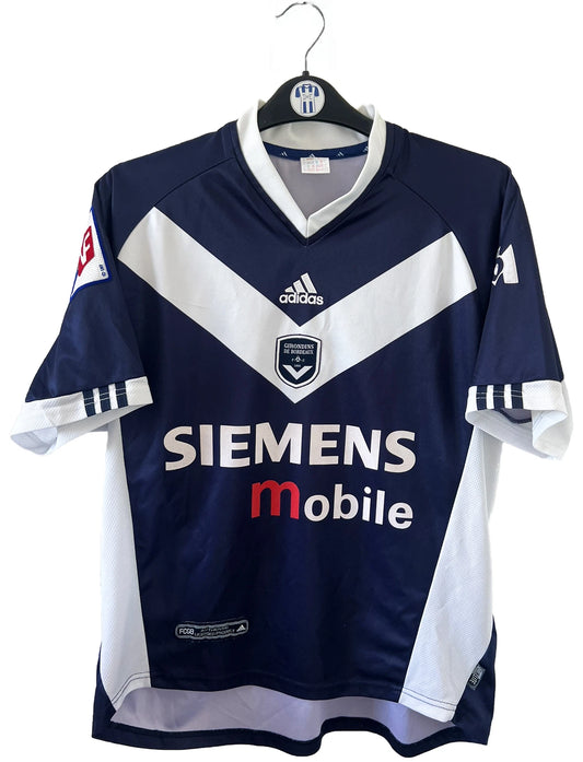 Maillot de foot vintage domicile des girondins de bordeaux de la saison 2001/2002. On peut retrouver l'équipementier adidas ainsi que le sponsor Siemens et M6. Le maillot est floqué du numéro 2 correspondant à Jemmali. Il s'agit d'un maillot authentique d'époque.