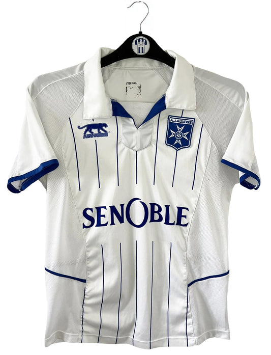 Maillot de foot vintage domicile blanc de l'AJ Auxerre de la saison 2010-2011. On peut retrouver l'équipementier airness et le sponsor senoble. Il s'agit d'un maillot authentique d'éppoque.