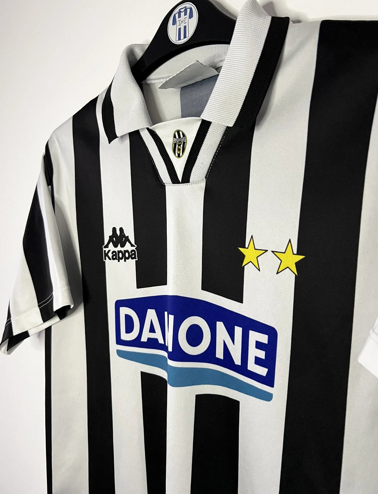 Maillot de foot vintage domicile blanc et noir de la Juventus de la saison 1994/1995. On peut retrouver l'équipementier Kappa et le sponsor Danone. Il s'agit d'un maillot authentique d'époque.