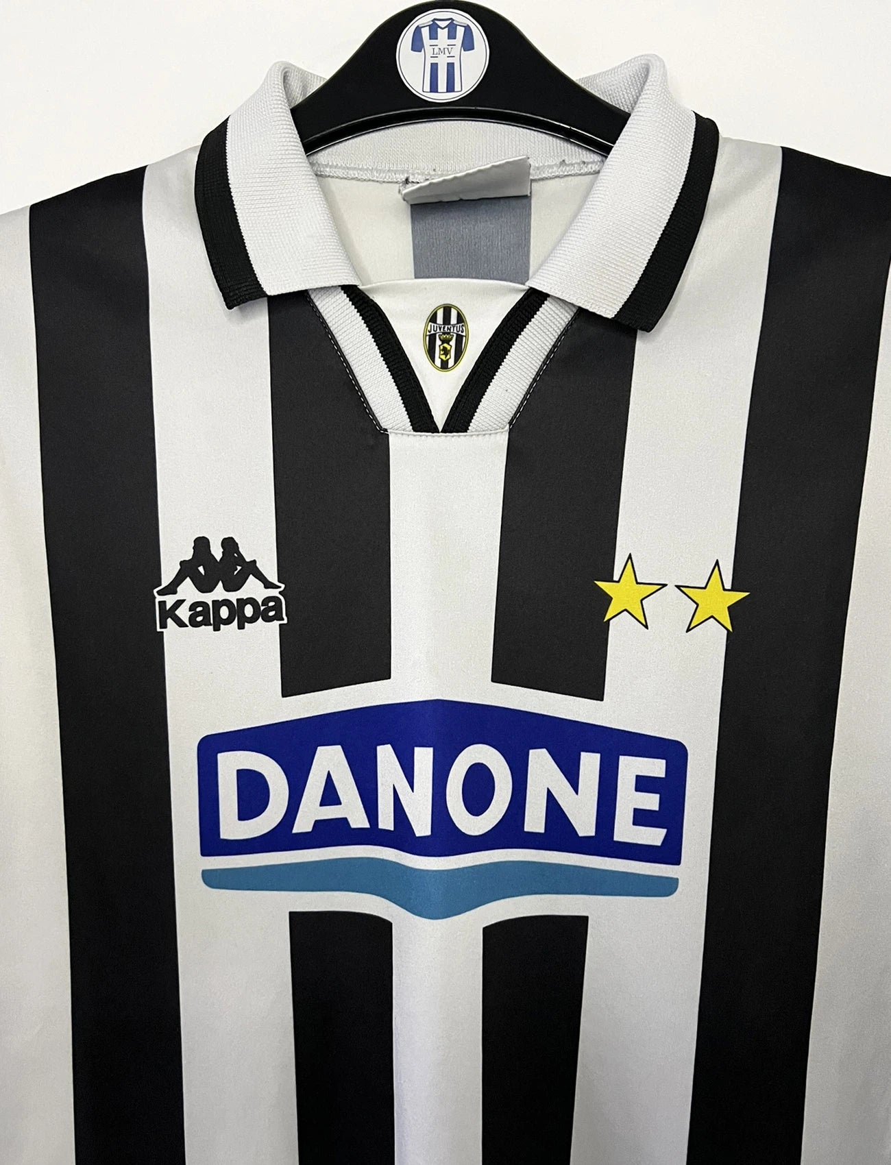 Maillot de foot vintage domicile blanc et noir de la Juventus de la saison 1994/1995. On peut retrouver l'équipementier Kappa et le sponsor Danone. Il s'agit d'un maillot authentique d'époque.