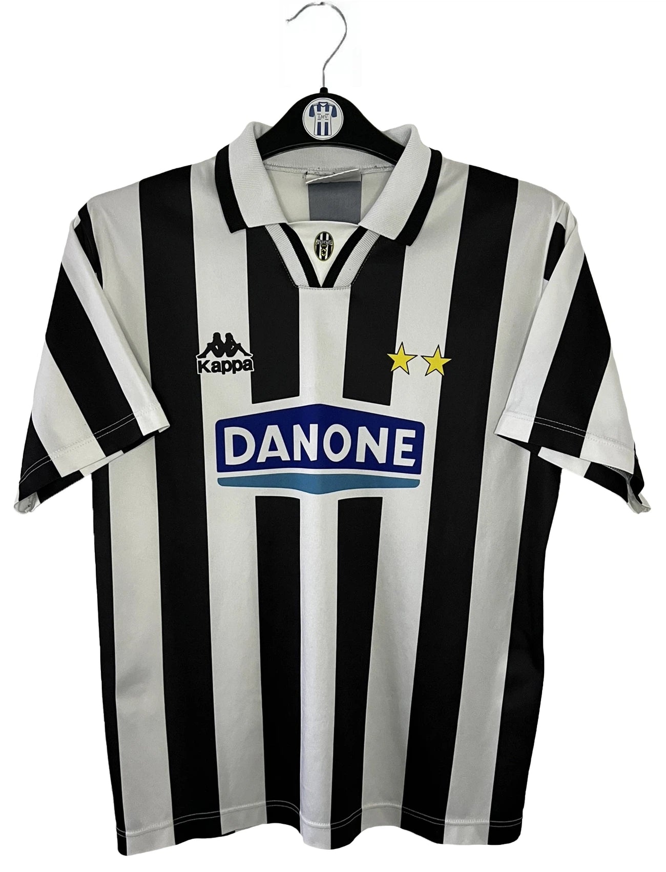 Maillot de foot vintage domicile blanc et noir de la Juventus de la saison 1994/1995. On peut retrouver l'équipementier Kappa et le sponsor Danone. Il s'agit d'un maillot authentique d'époque.