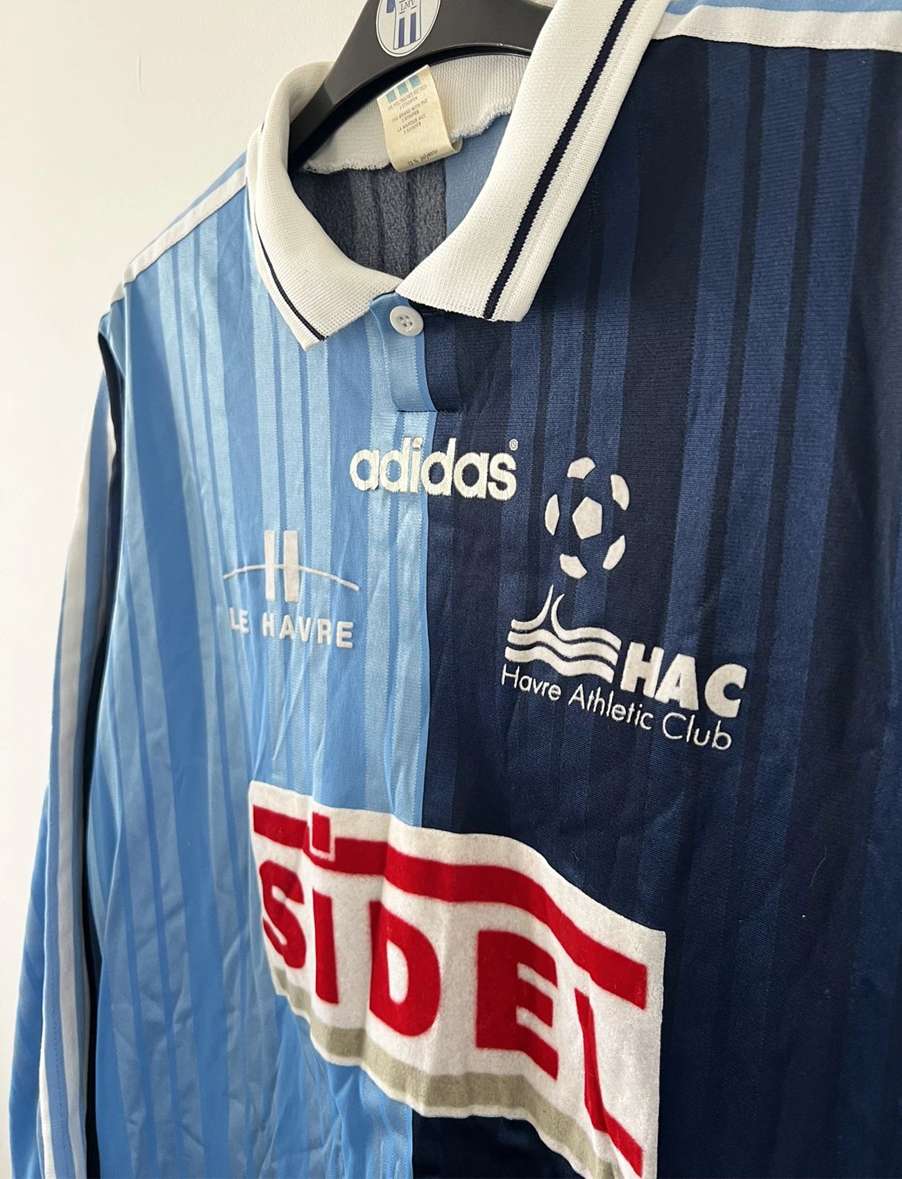 Maillot de foot vintage domicile bleu du Havre de la saison 1993/1995. On peut retrouver l'équipementier Adidas et le sponsor Sidel. Il s'agit d'un maillot authentique d'époque.