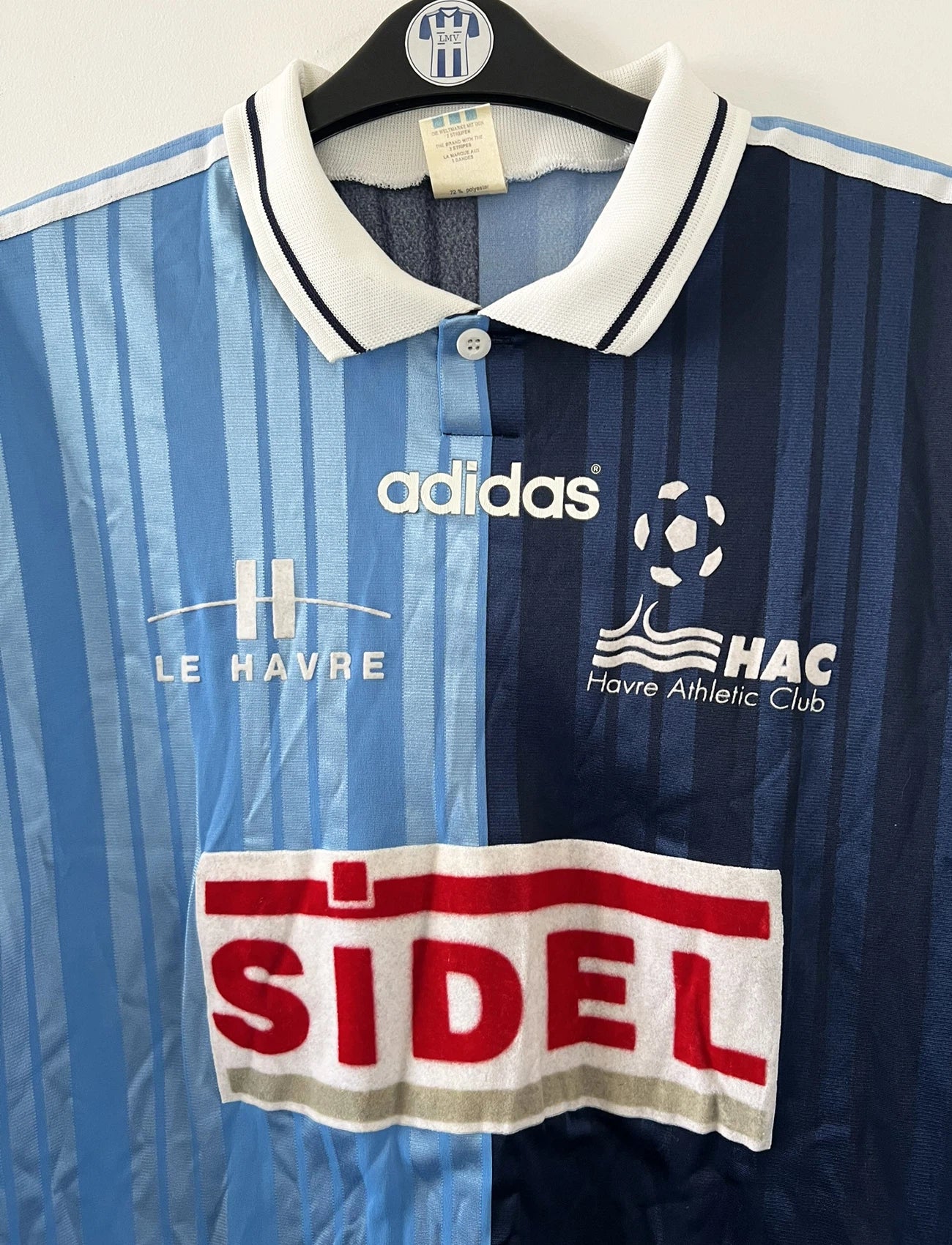 Maillot de foot vintage domicile bleu du Havre de la saison 1993/1995. On peut retrouver l'équipementier Adidas et le sponsor Sidel. Il s'agit d'un maillot authentique d'époque.