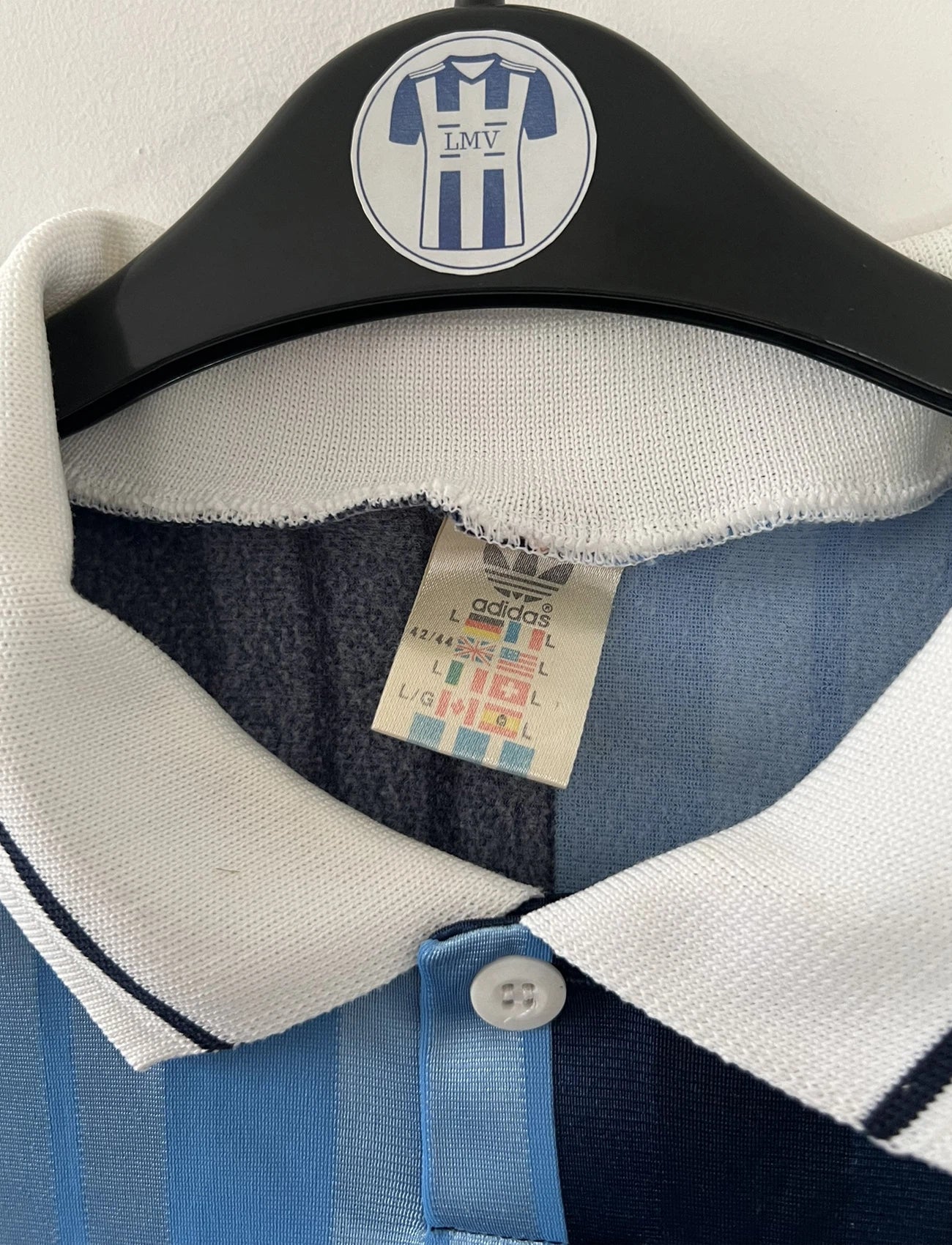 Maillot de foot vintage domicile bleu du Havre de la saison 1993/1995. On peut retrouver l'équipementier Adidas et le sponsor Sidel. Il s'agit d'un maillot authentique d'époque.