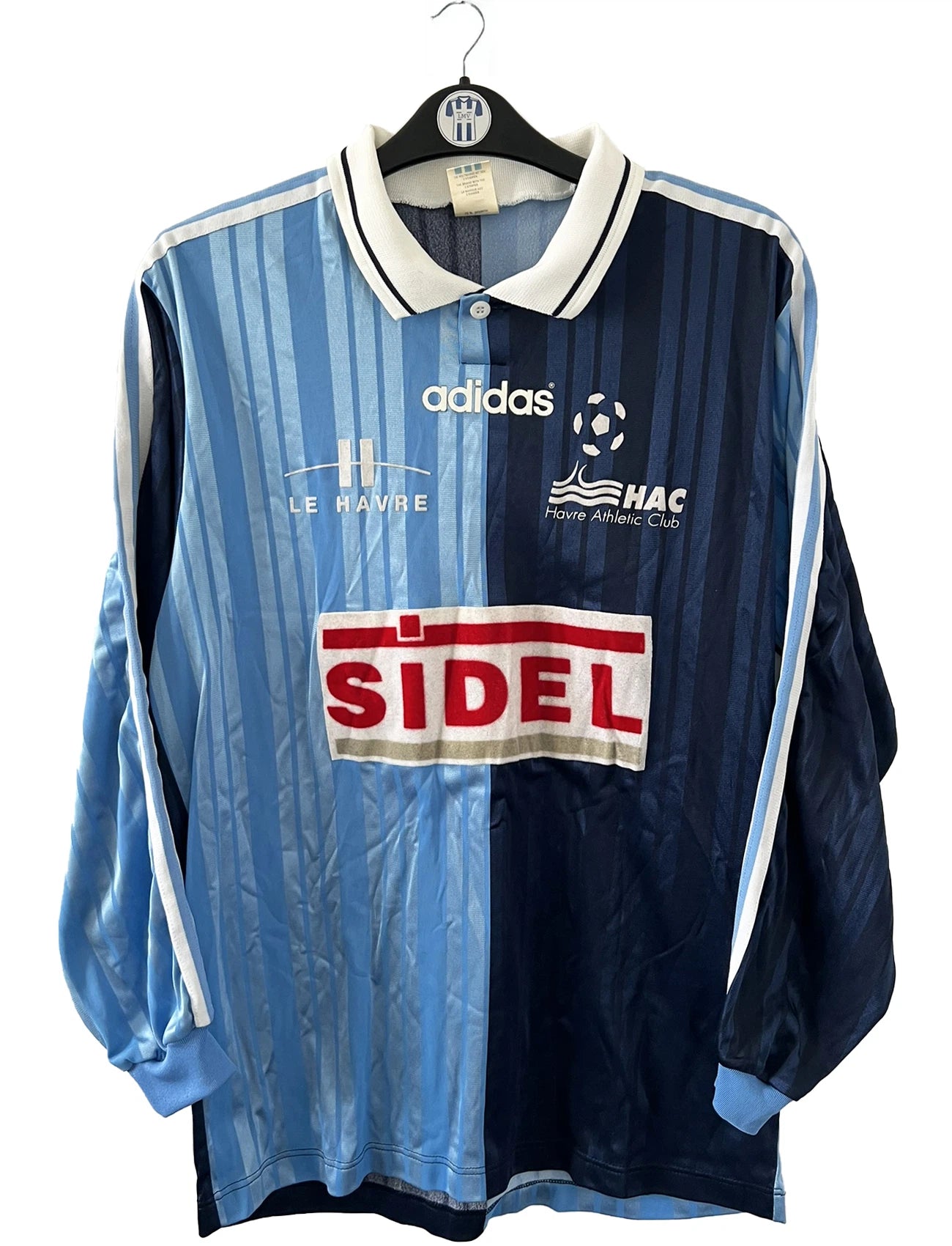 Maillot de foot vintage domicile bleu du Havre de la saison 1993/1995. On peut retrouver l'équipementier Adidas et le sponsor Sidel. Il s'agit d'un maillot authentique d'époque.