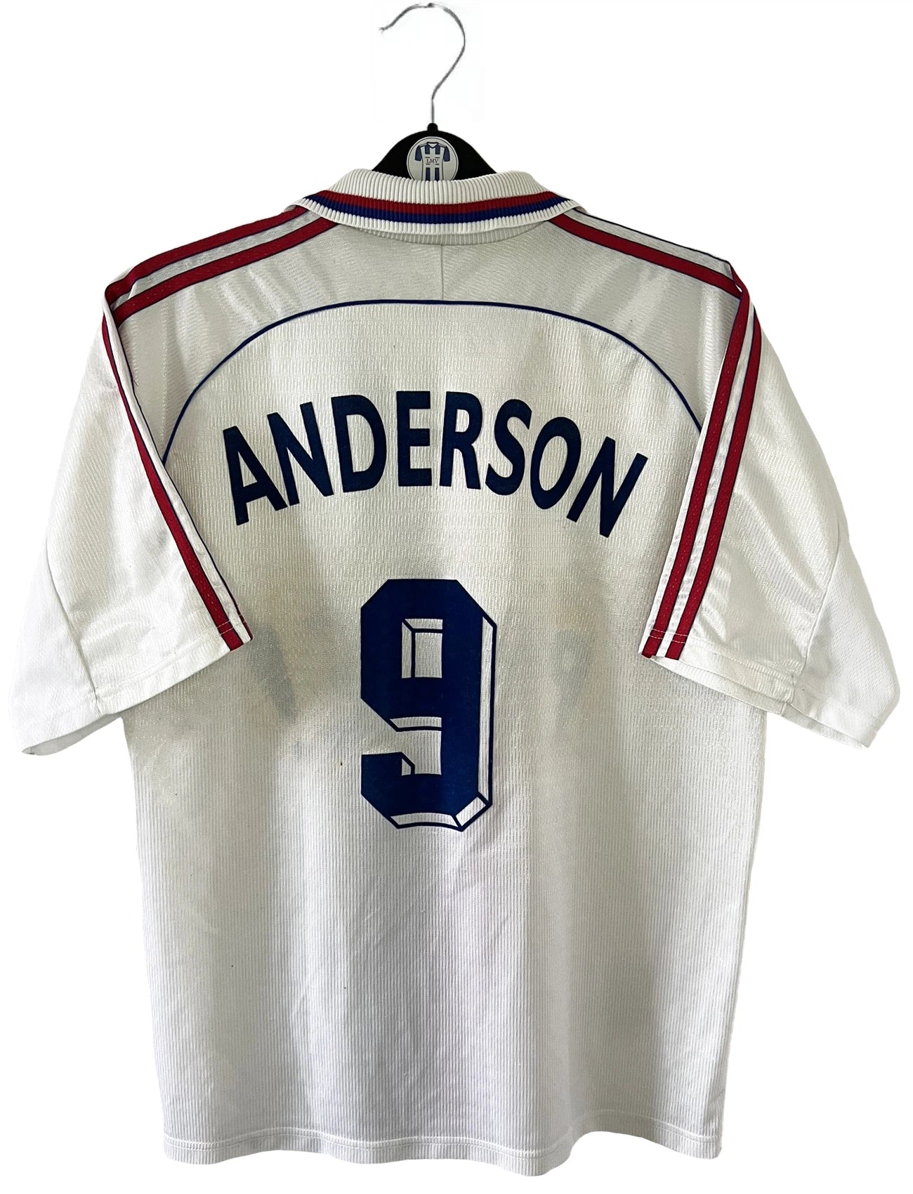 Maillot de foot vintage domicile blanc de l'OL de la saison 1999/2000. On peut retrouver l'équipementier adidas et le sponsor pathé. Le maillot est floqué du numéro 9 Sonny Anderson. Il s'agit d'un maillot authentique d'époque.