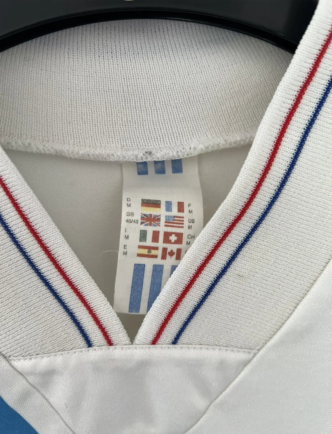 Maillot foot vintage domicile blanc et bleu de l'om de la saison 1991-1992. On peut retrouver l'équipementier adidas et le sponsor Panasonic. Il s'agit d'un maillot authentique d'époque.