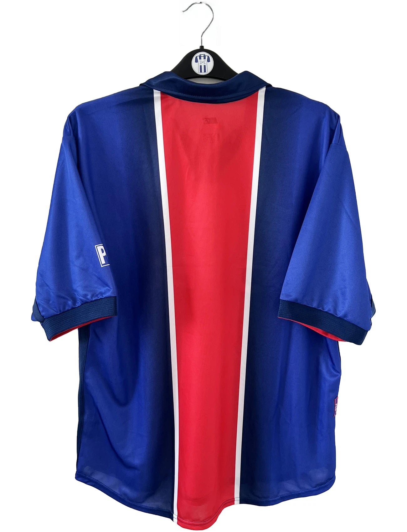 Maillot de foot vintage domicile du PSG de la saison 1998/1999. Le maillot est de couleur bleu blanc et rouge. On peut retrouver l'équipementier nike et le sponsor opel. Il s'agit d'un maillot authentique d'époque.
