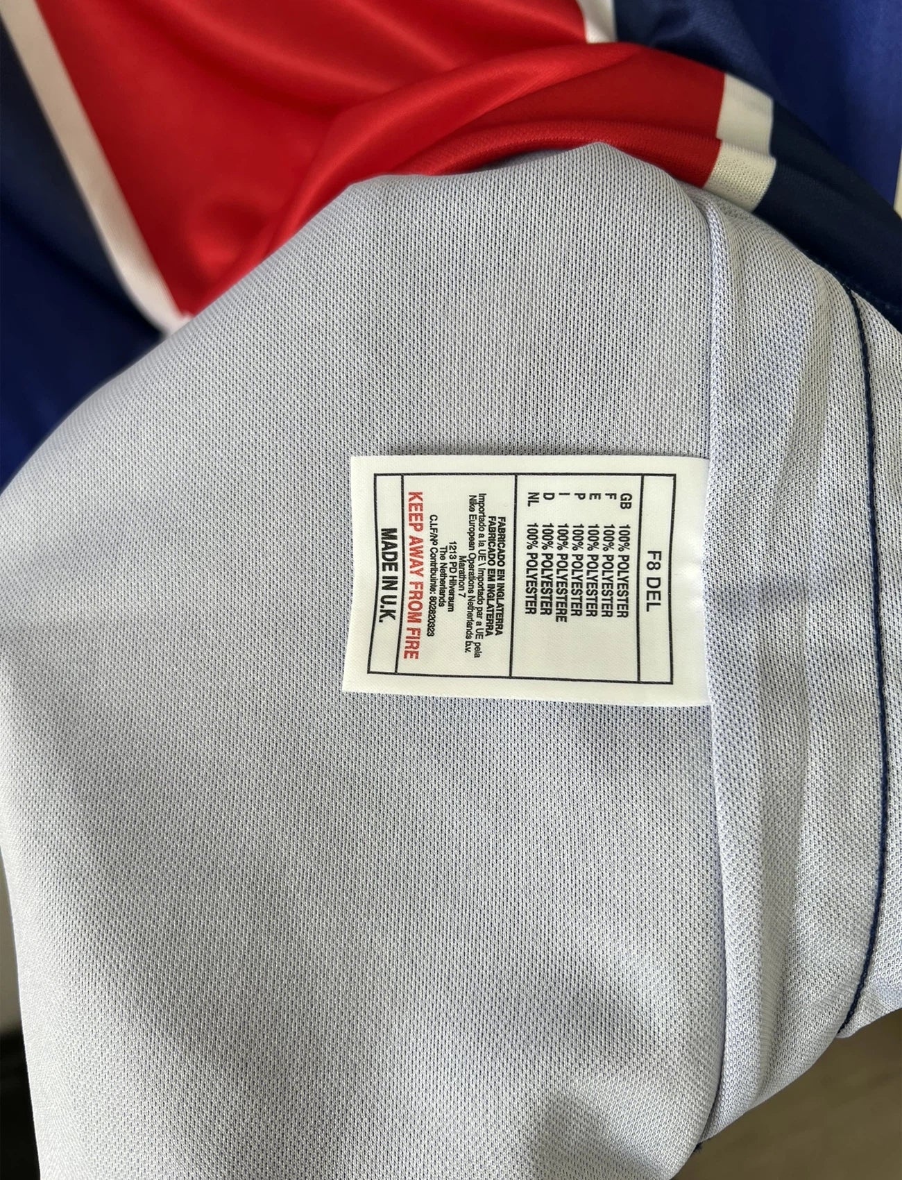 Maillot de foot vintage domicile du PSG de la saison 1998/1999. Le maillot est de couleur bleu blanc et rouge. On peut retrouver l'équipementier nike et le sponsor opel. Il s'agit d'un maillot authentique d'époque.