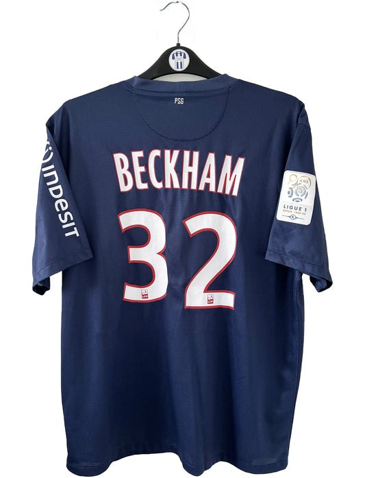 Maillot de foot vintage domicile du psg de la saison 2012/2013. Le maillot est de couleur bleu, blanc et rouge. On peut retrouver l'équipementier nike et le sponsor fly emirates. Le maillot est floqué du numéro 32 David Beckham. Il s'agit d'un maillot authentique d'époque comportant l'étiquette avec les numéros 479818-410