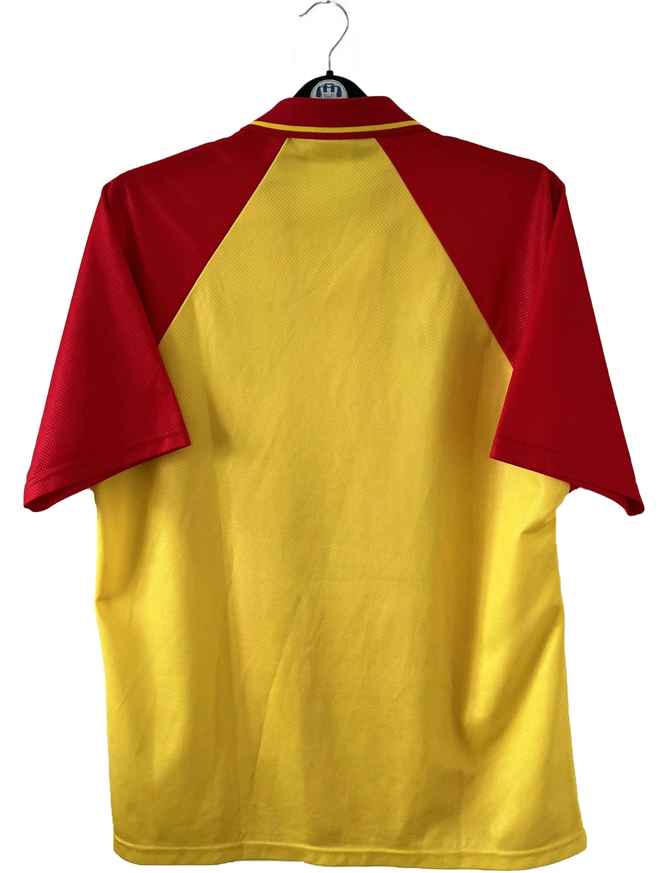 Maillot de foot vintage domicile rouge et jaune du RC Lens de la saison 1998/1999. On peut retrouver l'équipementier Umbro et le sponsor OLA. Il s'agit d'un maillot authentique d'époque.