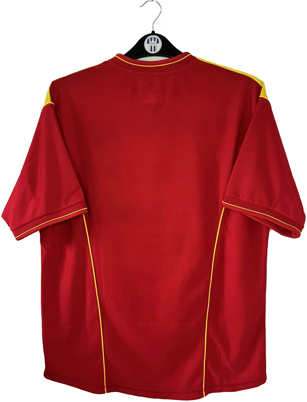 Maillot de foot vintage domicile rouge et jaune du RC Lens de la saison 2000/2001. On peut retrouver l'équipementier Umbro et le sponsor OLA. Il s'agit d'un maillot authentique d'époque.