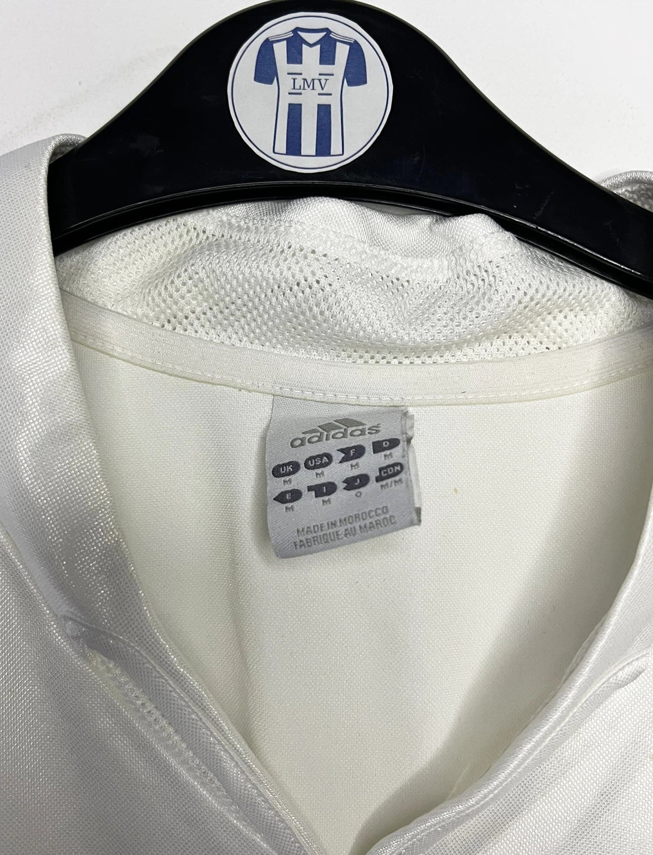 Maillot de foot vintage domicile blanc du real madrid de la saison 2004/2005. On peut retrouver l'équipementier Adidas et le sponsor Siemens. Il s'agit d'un maillot authentique d'époque comportant l'étiquette 367842