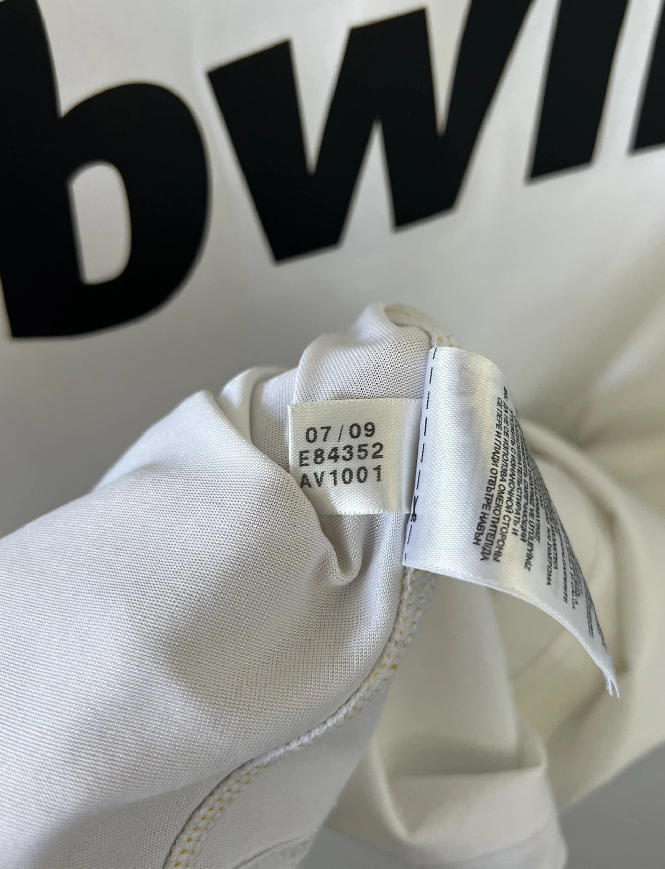 Maillot de foot vintage domicile du real madrid blanc de la saison 2009/2010. On peut retrouver l'équipementier adidas et le sponsor bwin. Le maillot est floqué du numéro 9 Cistiano Ronaldo. Il s'agit d'un maillot authentique comportant les numéros E84352