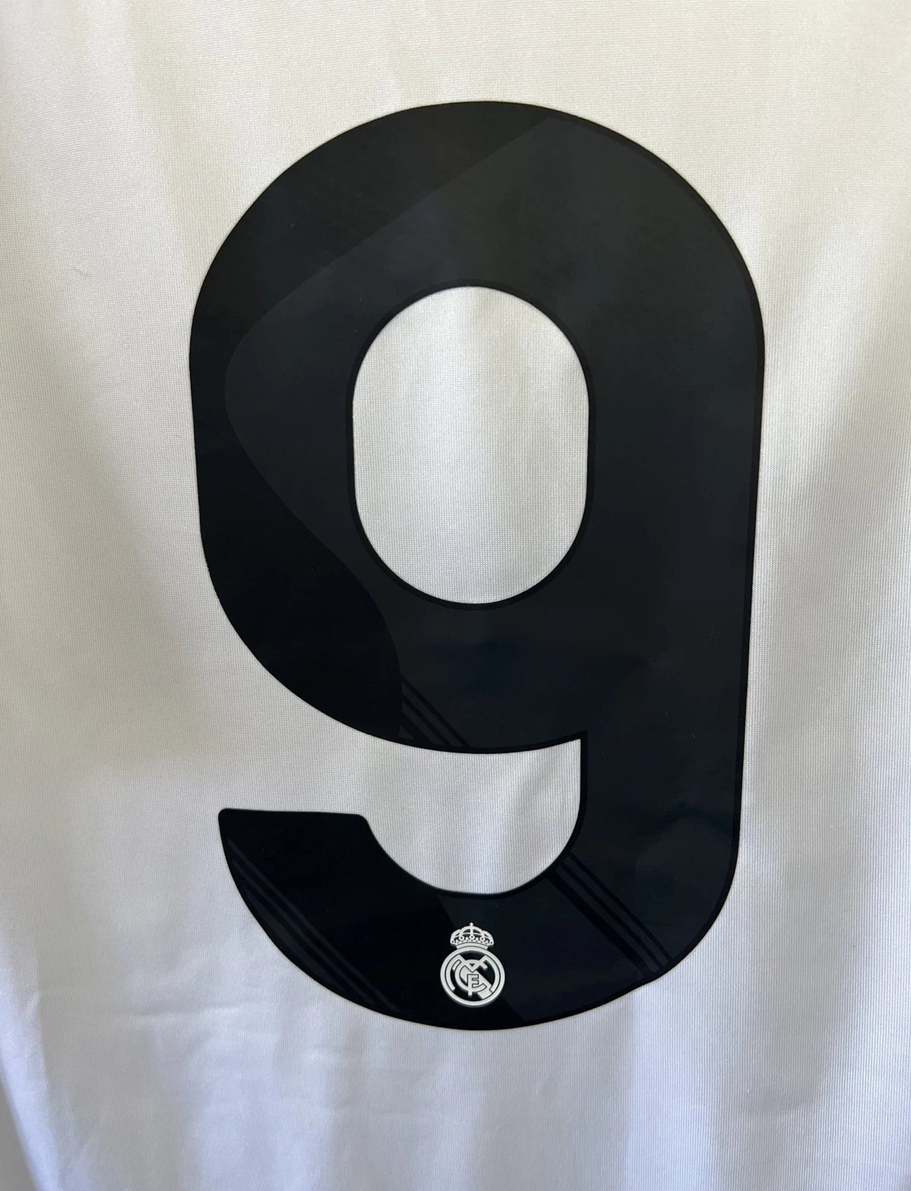 Maillot de foot vintage domicile du real madrid blanc de la saison 2009/2010. On peut retrouver l'équipementier adidas et le sponsor bwin. Le maillot est floqué du numéro 9 Cistiano Ronaldo. Il s'agit d'un maillot authentique comportant les numéros E84352