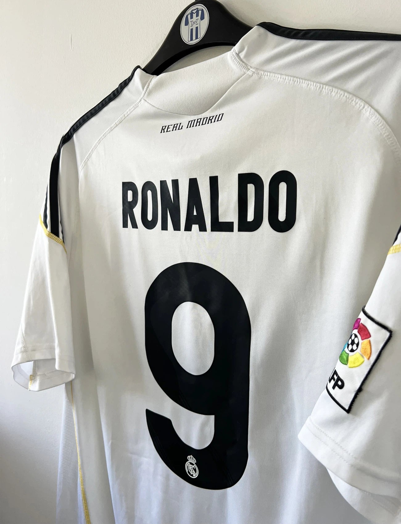 Maillot de foot vintage domicile du real madrid blanc de la saison 2009/2010. On peut retrouver l'équipementier adidas et le sponsor bwin. Le maillot est floqué du numéro 9 Cistiano Ronaldo. Il s'agit d'un maillot authentique comportant les numéros E84352