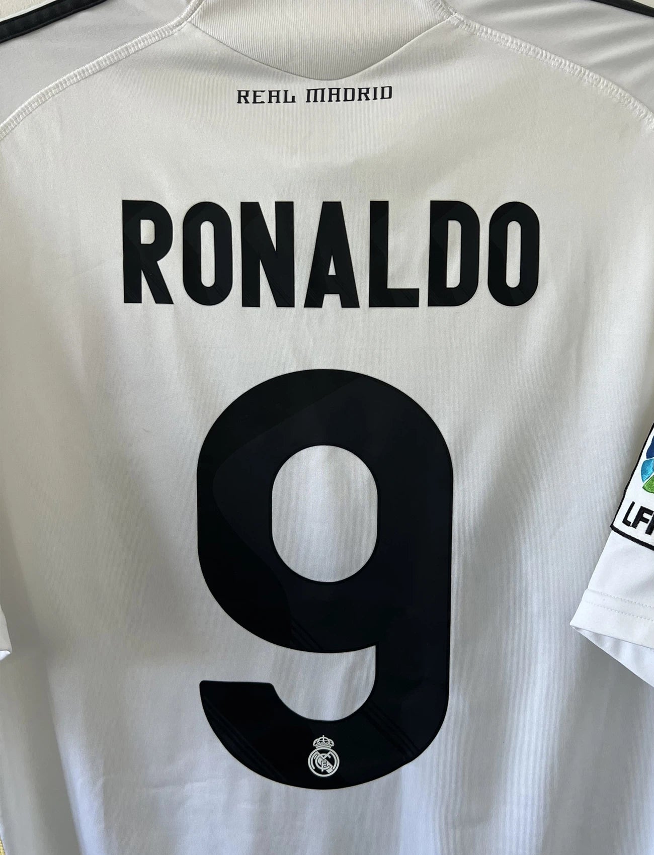 Maillot de foot vintage domicile du real madrid blanc de la saison 2009/2010. On peut retrouver l'équipementier adidas et le sponsor bwin. Le maillot est floqué du numéro 9 Cistiano Ronaldo. Il s'agit d'un maillot authentique comportant les numéros E84352