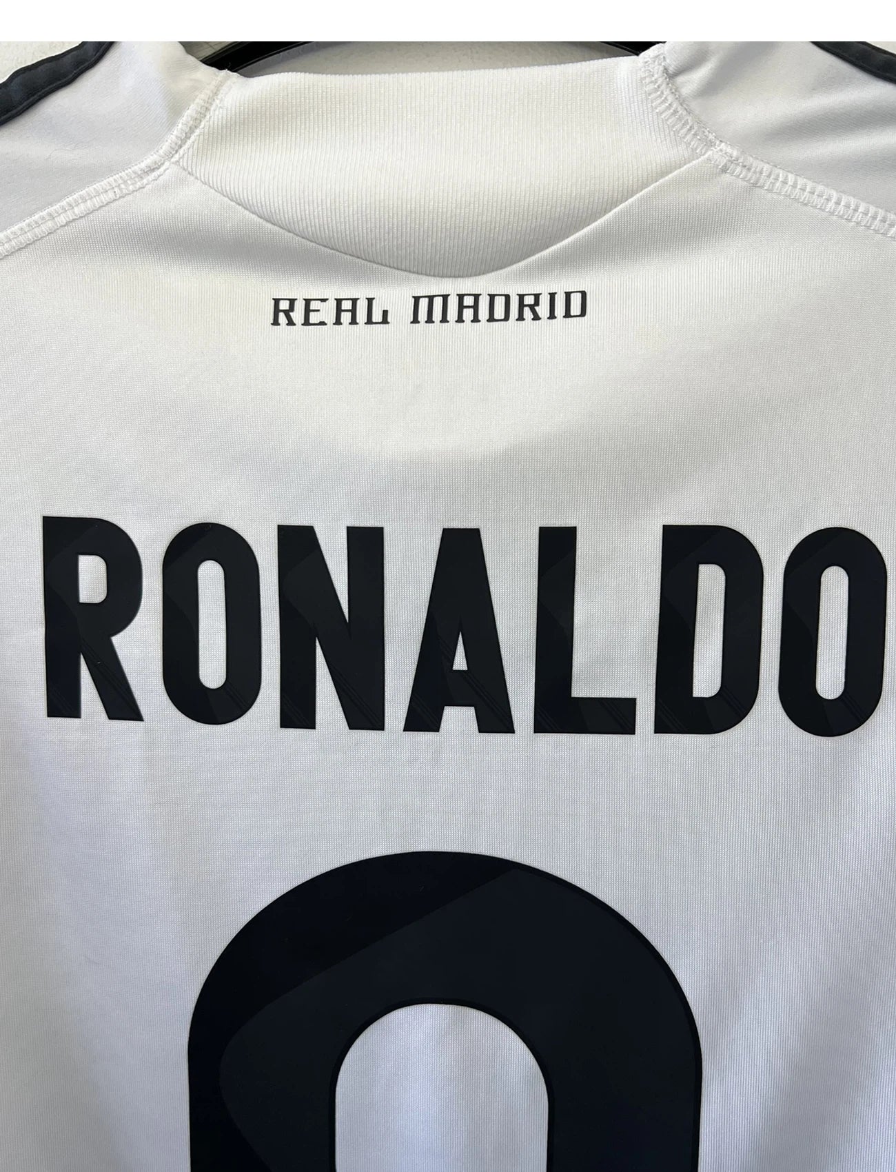 Maillot de foot vintage domicile du real madrid blanc de la saison 2009/2010. On peut retrouver l'équipementier adidas et le sponsor bwin. Le maillot est floqué du numéro 9 Cistiano Ronaldo. Il s'agit d'un maillot authentique comportant les numéros E84352