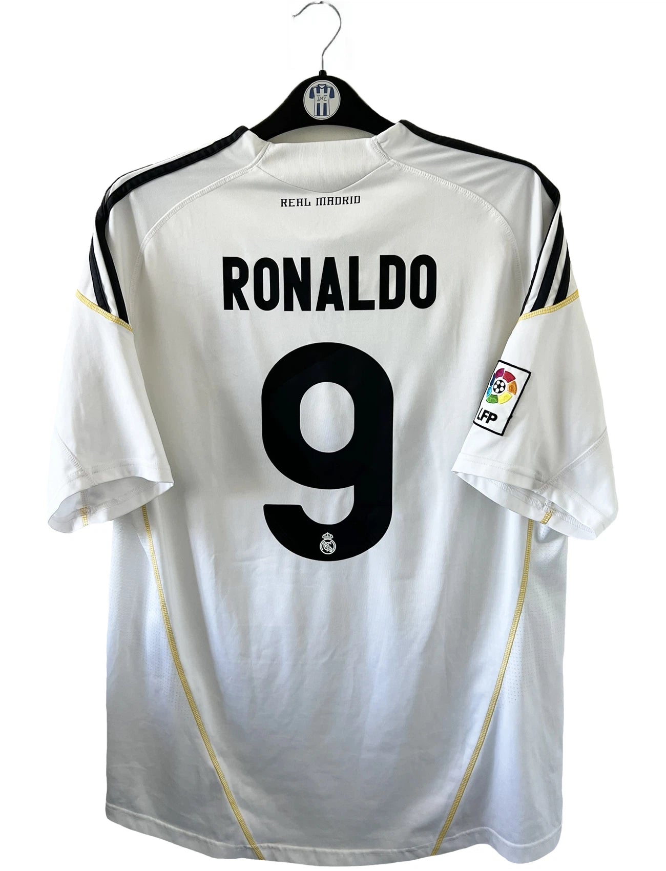 Maillot de foot vintage domicile du real madrid blanc de la saison 2009/2010. On peut retrouver l'équipementier adidas et le sponsor bwin. Le maillot est floqué du numéro 9 Cistiano Ronaldo. Il s'agit d'un maillot authentique comportant les numéros E84352