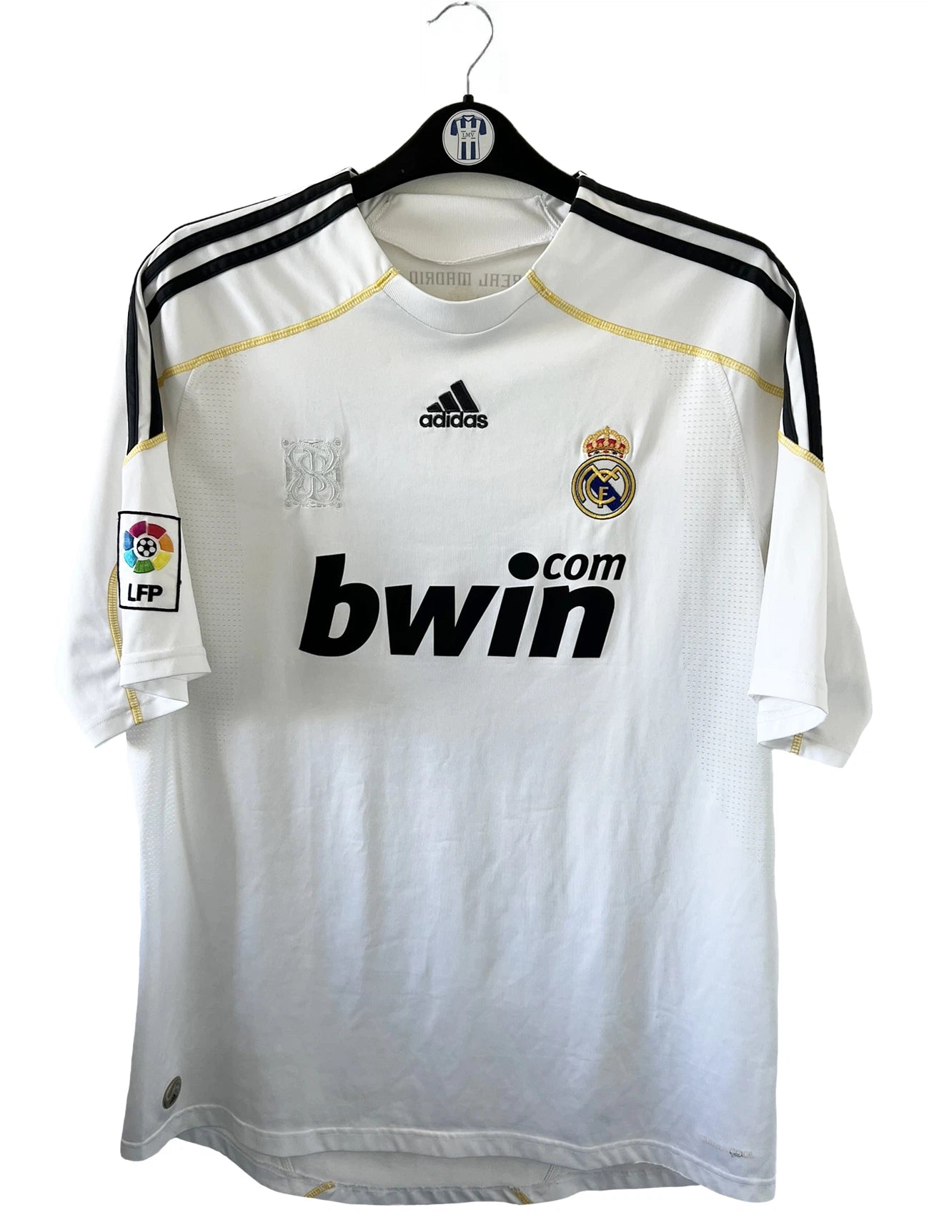 Maillot de foot vintage domicile du real madrid blanc de la saison 2009/2010. On peut retrouver l'équipementier adidas et le sponsor bwin. Le maillot est floqué du numéro 9 Cistiano Ronaldo. Il s'agit d'un maillot authentique comportant les numéros E84352