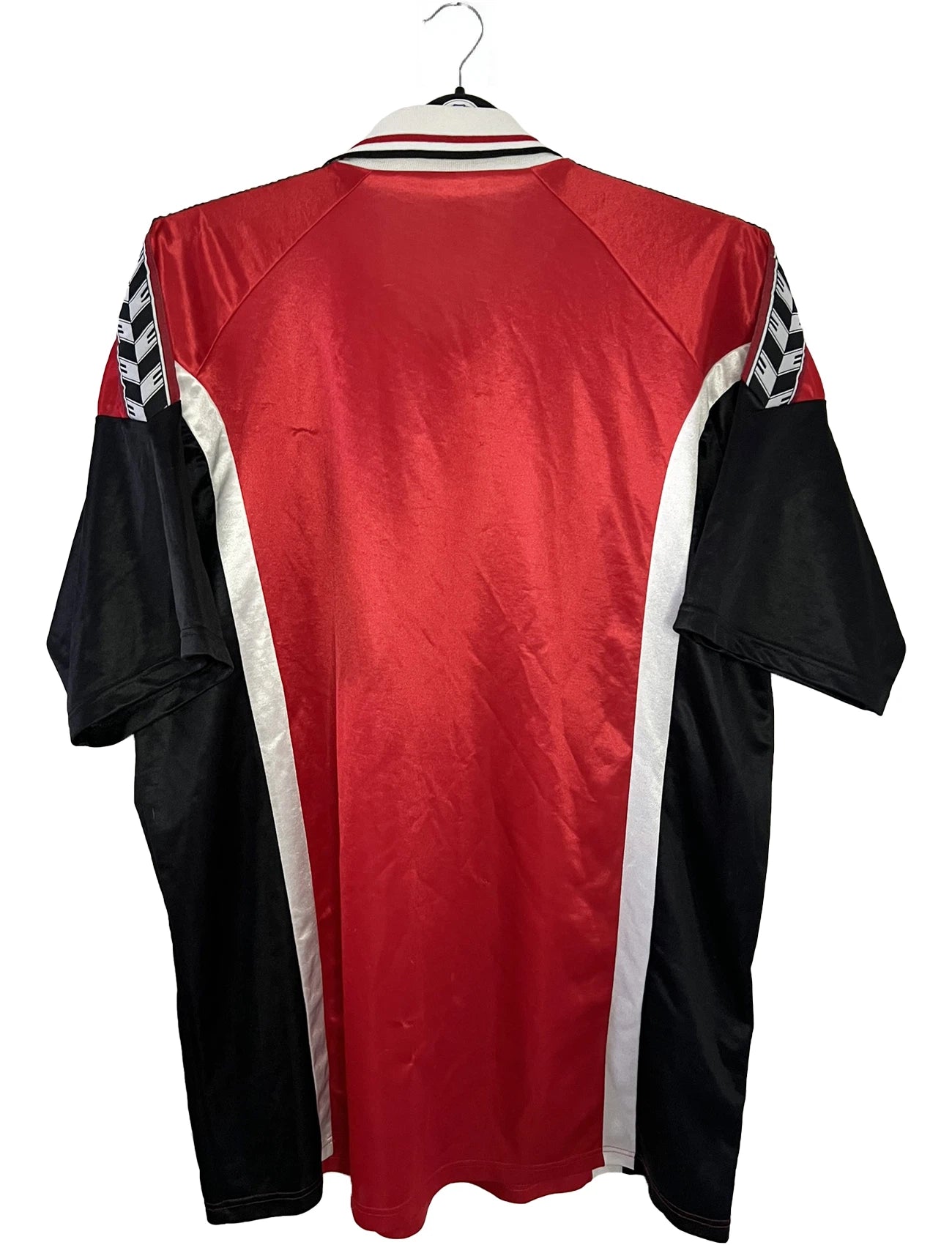 Maillot de foot vintage domicile rouge et noir du Stade Rennais de la saison 1997/1998. On peut retrouver l'équipementier Erima et le sponsor Pinault. Il s'agit d'un maillot authentique d'époque.