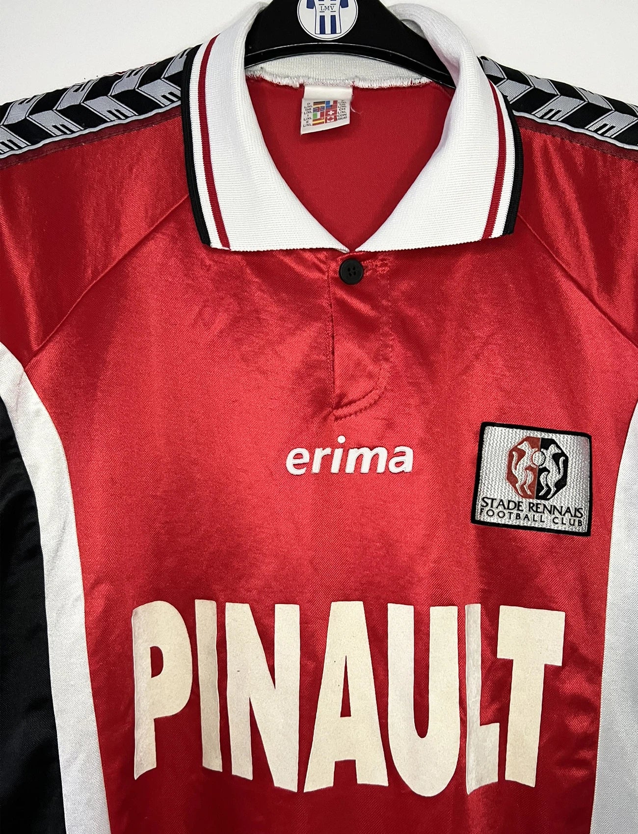 Maillot de foot vintage domicile rouge et noir du Stade Rennais de la saison 1997/1998. On peut retrouver l'équipementier Erima et le sponsor Pinault. Il s'agit d'un maillot authentique d'époque.