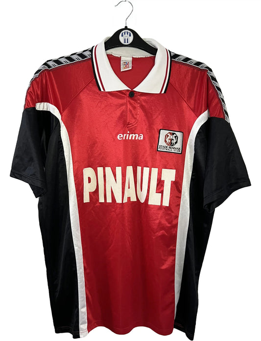 Maillot de foot vintage domicile rouge et noir du Stade Rennais de la saison 1997/1998. On peut retrouver l'équipementier Erima et le sponsor Pinault. Il s'agit d'un maillot authentique d'époque.