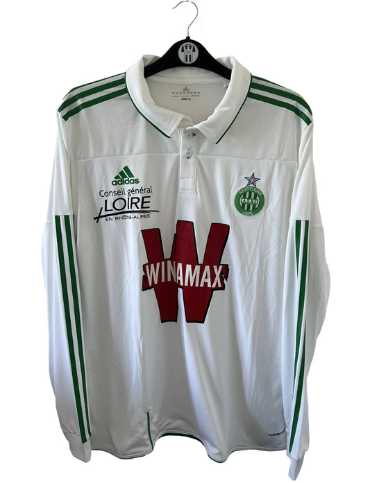 Maillot de foot vintage extérieur blanc et vert de l'ASSE de l'année 2010/2011. On peut retrouver l'équipementier adidas et le sponsor Winamax. Il s'agit d'un maillot authentique d'époque comportant les numéros U40897