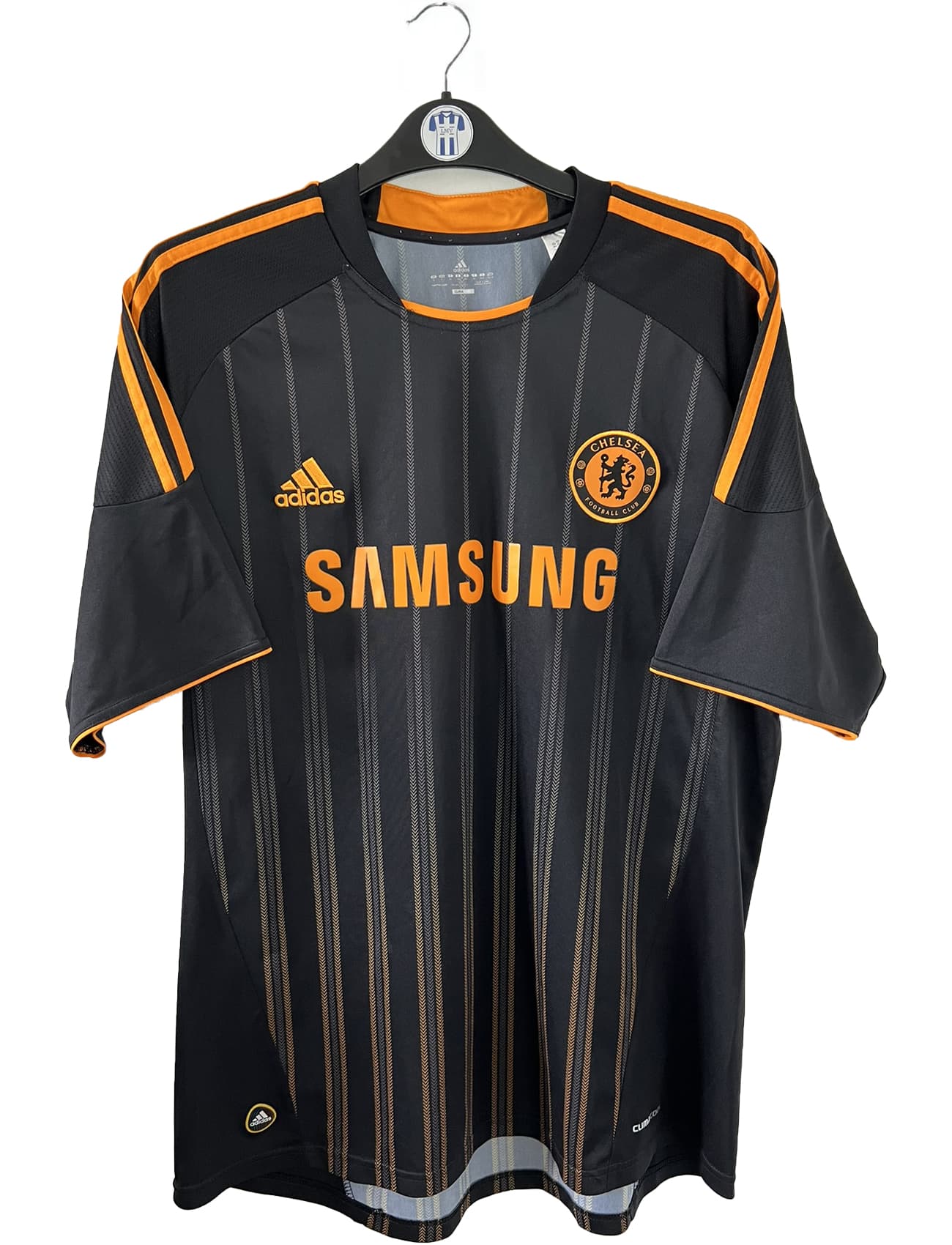 Maillot de foot vintage extérieur de chelsea de la saison 2010-2011. Le maillot est de couleur noir et orange. On peut retrouver l'équipementier adidas et le sponsor samsung. Le maillot est floqué du numéro 11 Didier Drogba. Il s'agit d'un maillot authentique comportant l'étiquette P00205