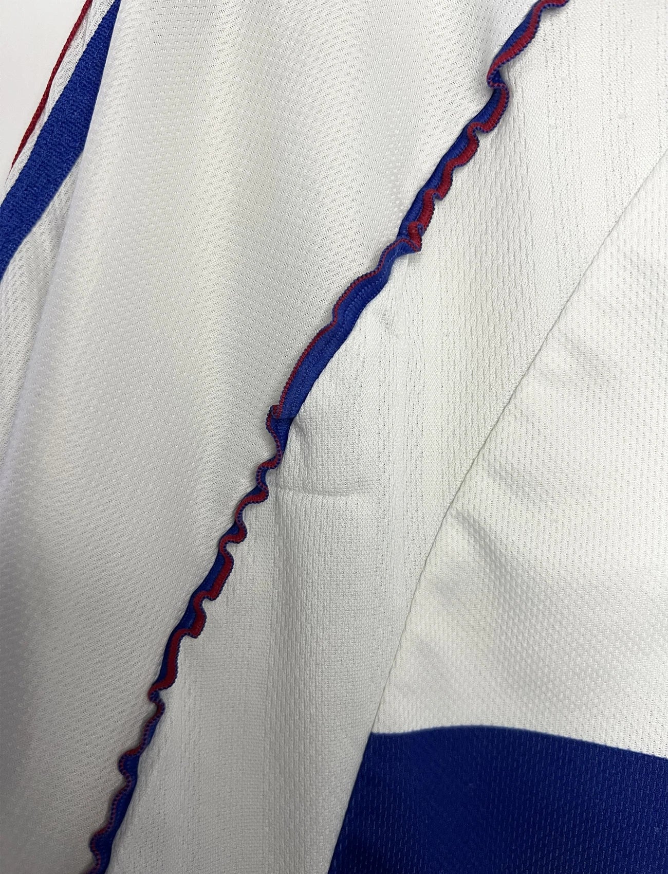 Maillot de foot vintage extérieur blanc de l'Equipe de France 1998. On peut retrouver l'équipementier Adidas. Il s'agit d'un maillot authentique d'époque.