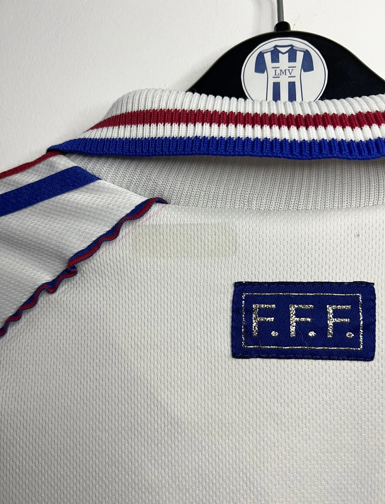 Maillot de foot vintage extérieur blanc de l'Equipe de France 1998. On peut retrouver l'équipementier Adidas. Il s'agit d'un maillot authentique d'époque.