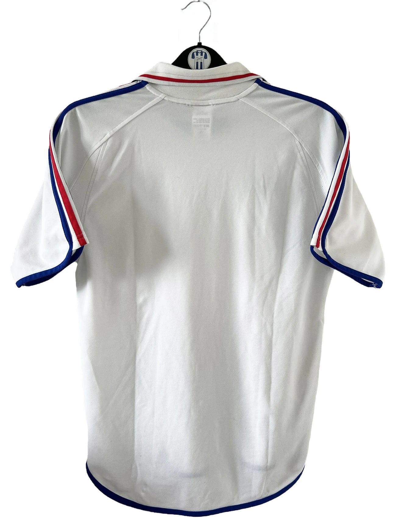 Maillot de foot vintage extérieur blanc de l'équipe de france 2000. On peut retrouver l'équipementier adidas. Il s'agit d'un maillot authentique d'époque comportant l'étiquette 647189.