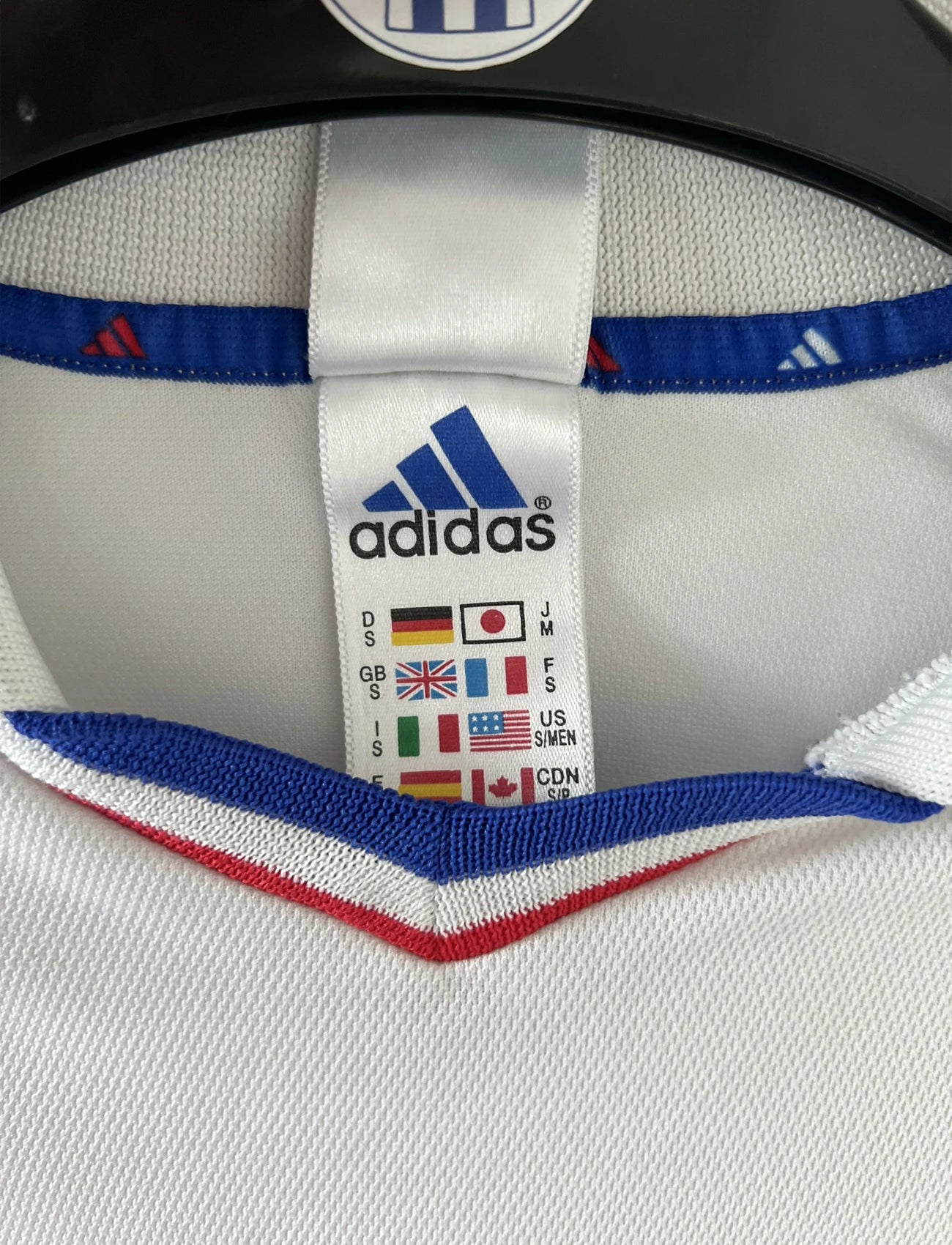 Maillot de foot vintage extérieur blanc de l'équipe de france 2000. On peut retrouver l'équipementier adidas. Il s'agit d'un maillot authentique d'époque comportant l'étiquette 647189.