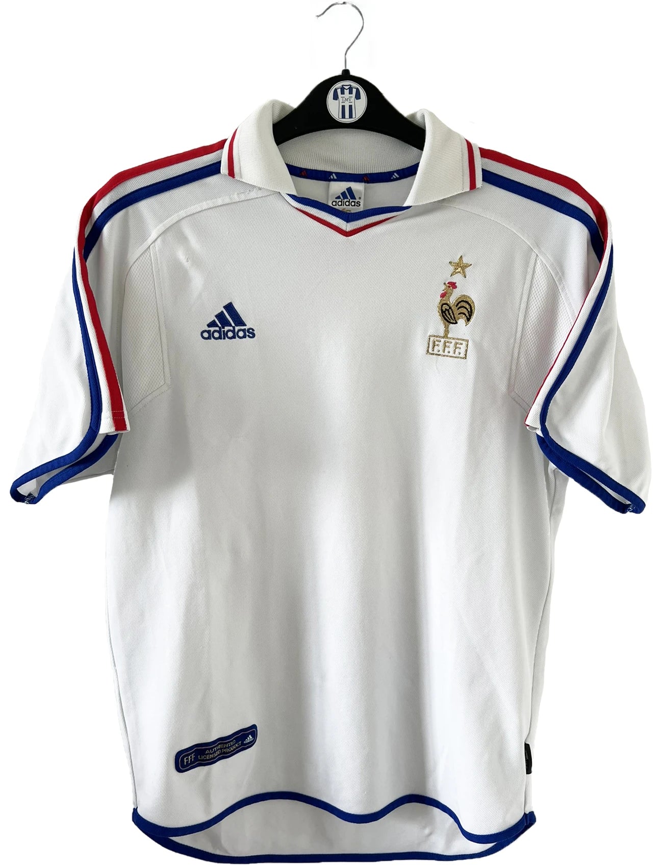 Maillot de foot vintage extérieur blanc de l'équipe de france 2000. On peut retrouver l'équipementier adidas. Il s'agit d'un maillot authentique d'époque comportant l'étiquette 647189.