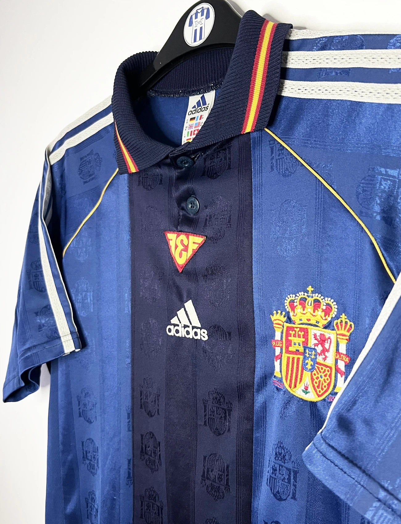 Maillot de foot vintage extérieur bleu de l'espagne 1999/2000. On peut retrouver l'équipementier Adidas. Il s'agit d'un maillot authentique d'époque.