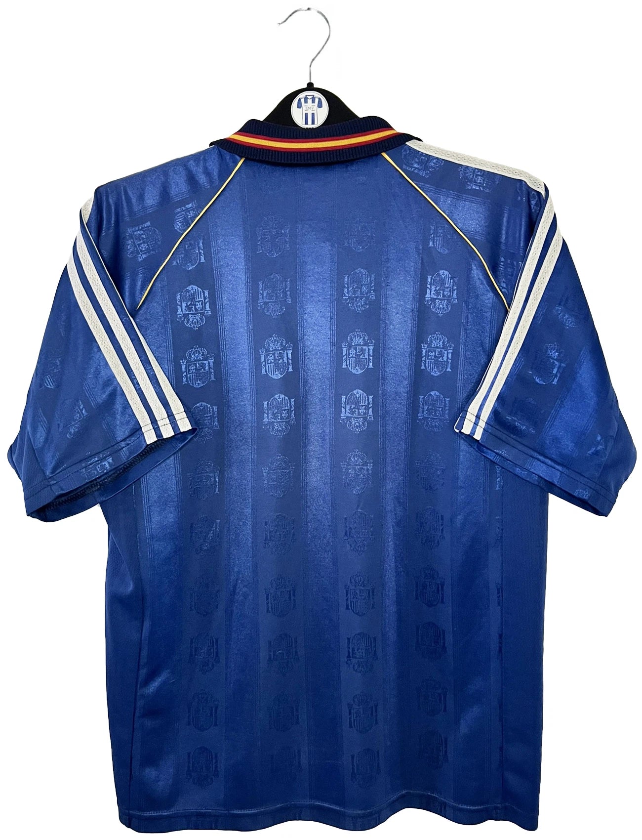 Maillot de foot vintage extérieur bleu de l'espagne 1999/2000. On peut retrouver l'équipementier Adidas. Il s'agit d'un maillot authentique d'époque.