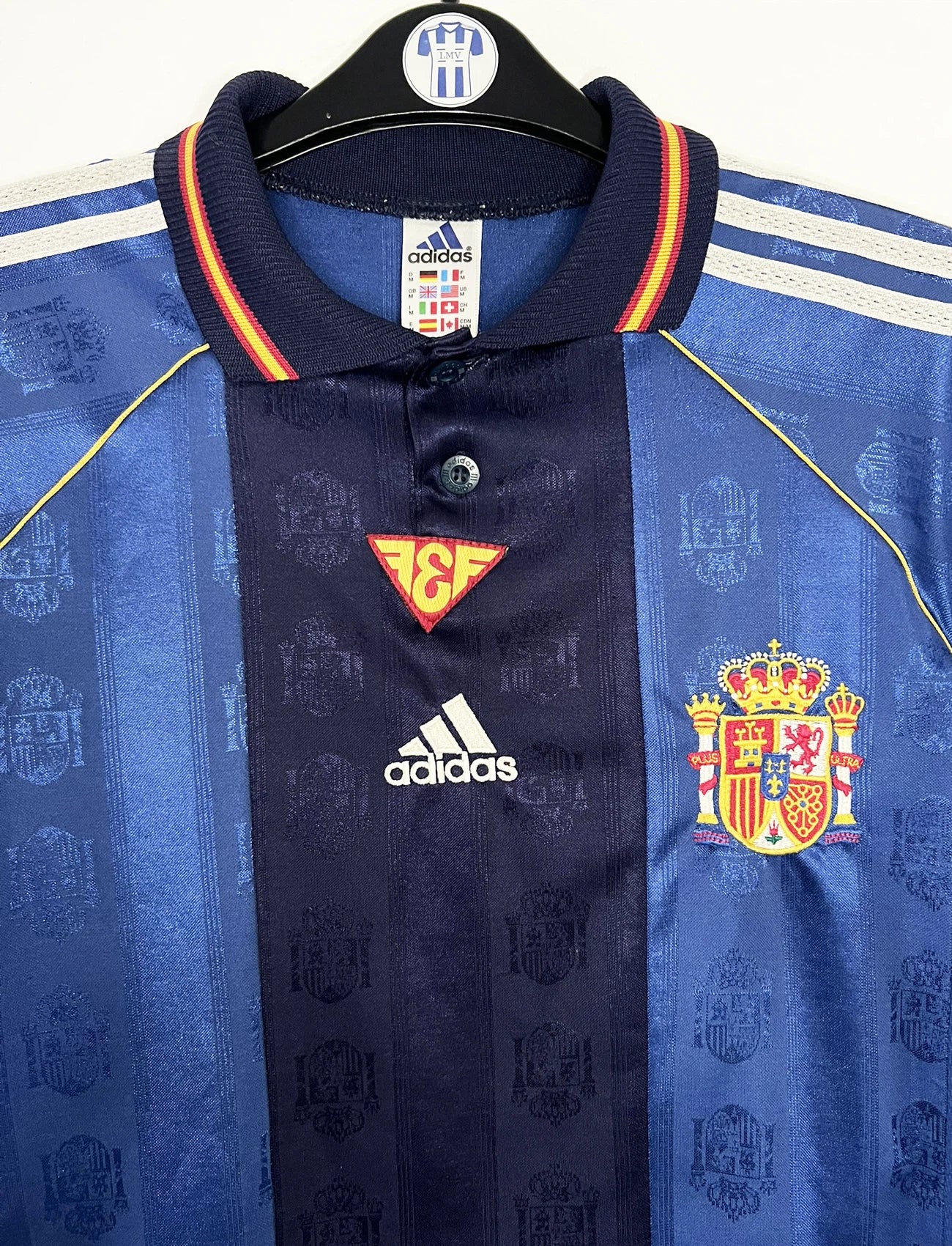 Maillot de foot vintage extérieur bleu de l'espagne 1999/2000. On peut retrouver l'équipementier Adidas. Il s'agit d'un maillot authentique d'époque.