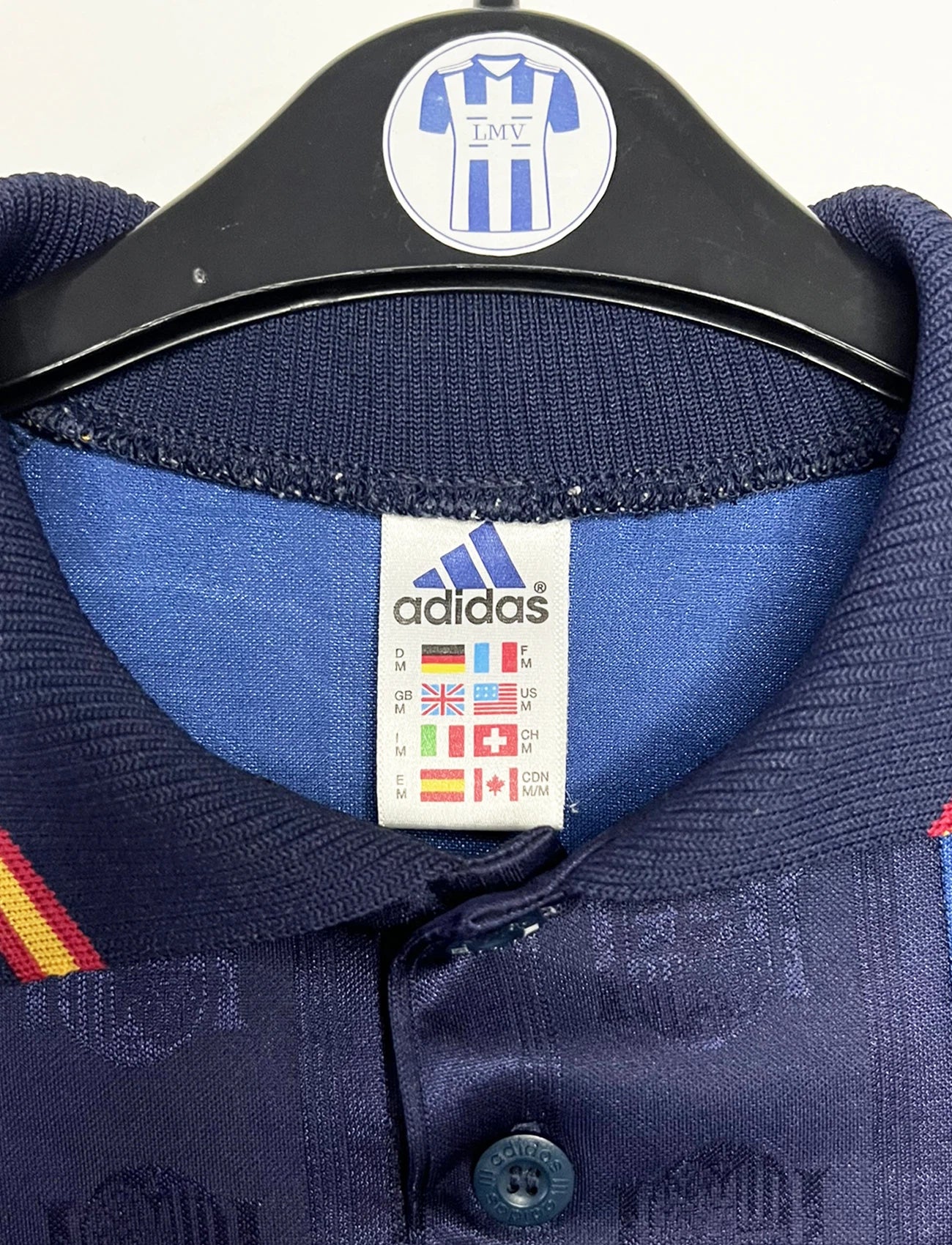 Maillot de foot vintage extérieur bleu de l'espagne 1999/2000. On peut retrouver l'équipementier Adidas. Il s'agit d'un maillot authentique d'époque.