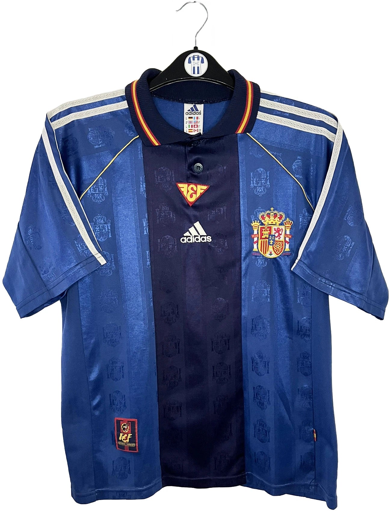 Maillot de foot vintage extérieur bleu de l'espagne 1999/2000. On peut retrouver l'équipementier Adidas. Il s'agit d'un maillot authentique d'époque.