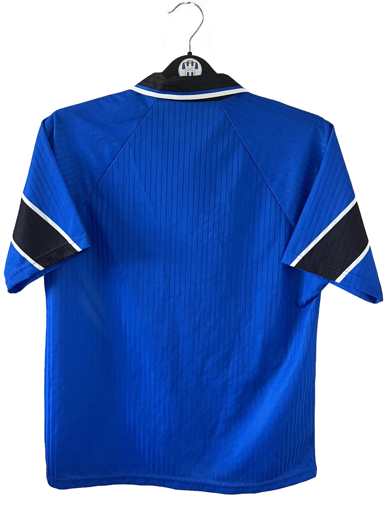 Maillot de foot vintage extérieur bleu de manchester united de la saison 1996-1998. On peut retrouver l'équipementier umbro et le sponsor sharp. Il s'agit d'un maillot autentique d'époque.