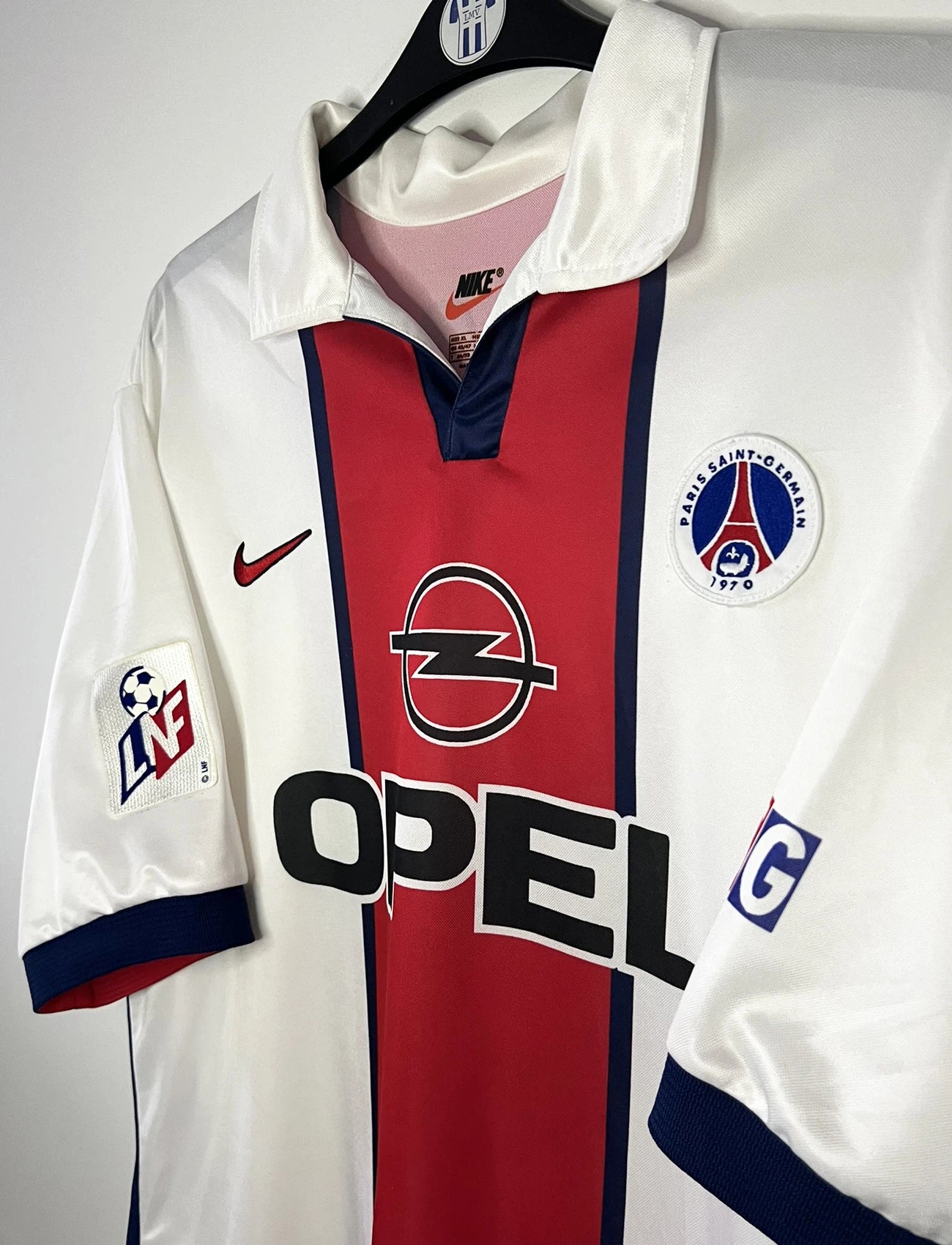 Maillot de foot vintage extérieur blanc du PSG de la saison 1998/1999. On peut retrouver l'équipementier Adidas et le sponsor Opel. Le maillot est floqué du numéro 9 Marco Simone. Il s'agit d'un maillot authentique d'époque.