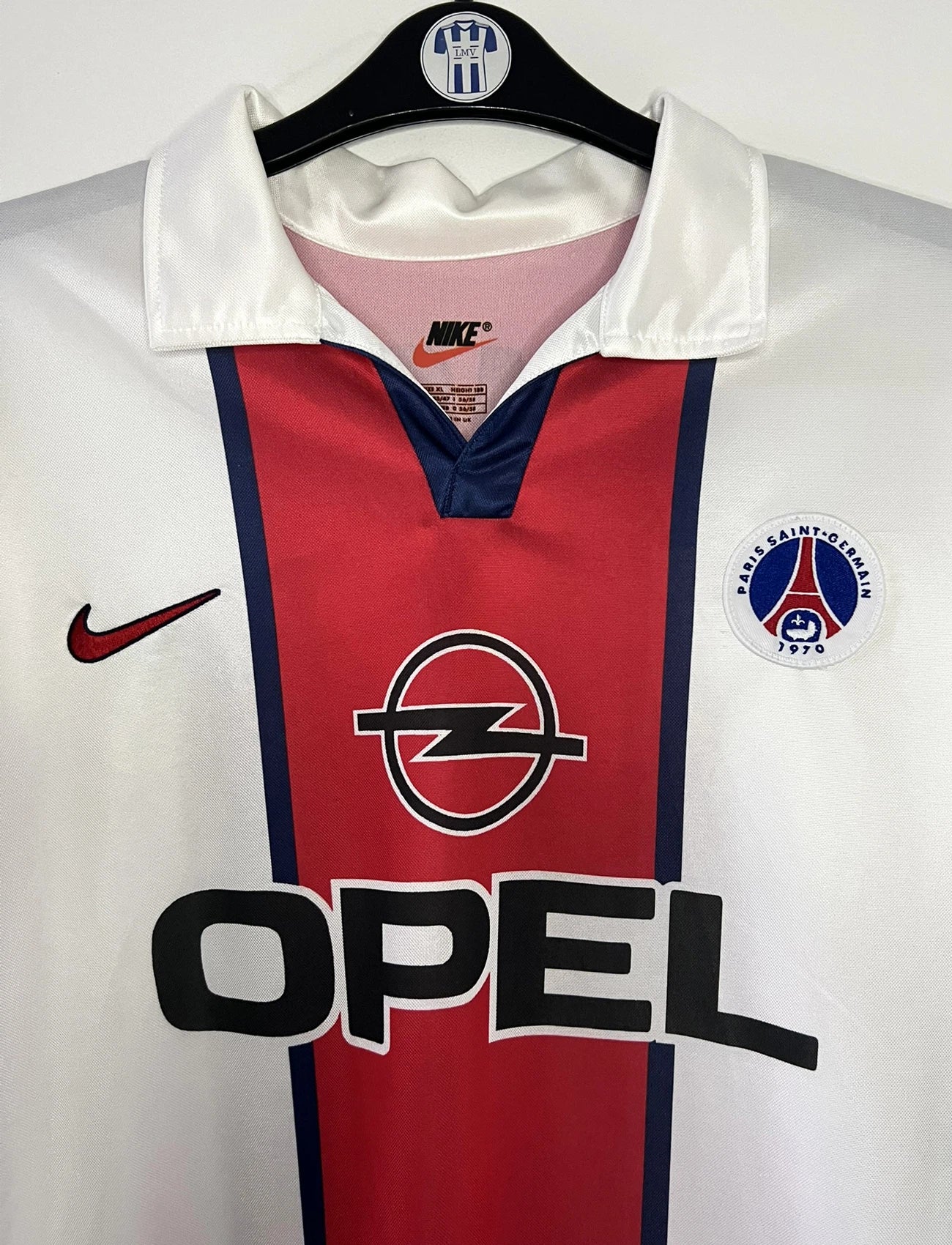 Maillot de foot vintage extérieur blanc du PSG de la saison 1998/1999. On peut retrouver l'équipementier Adidas et le sponsor Opel. Le maillot est floqué du numéro 9 Marco Simone. Il s'agit d'un maillot authentique d'époque.