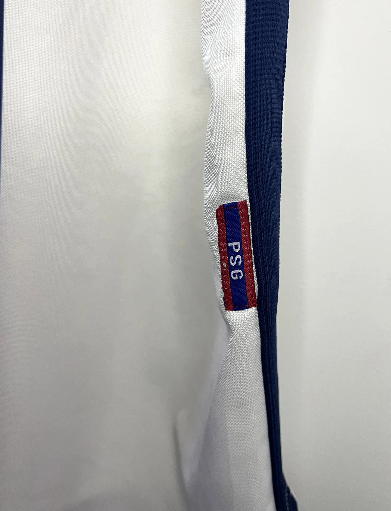 Maillot de foot vintage extérieur blanc du PSG de la saison 1998/1999. On peut retrouver l'équipementier Adidas et le sponsor Opel. Le maillot est floqué du numéro 9 Marco Simone. Il s'agit d'un maillot authentique d'époque.