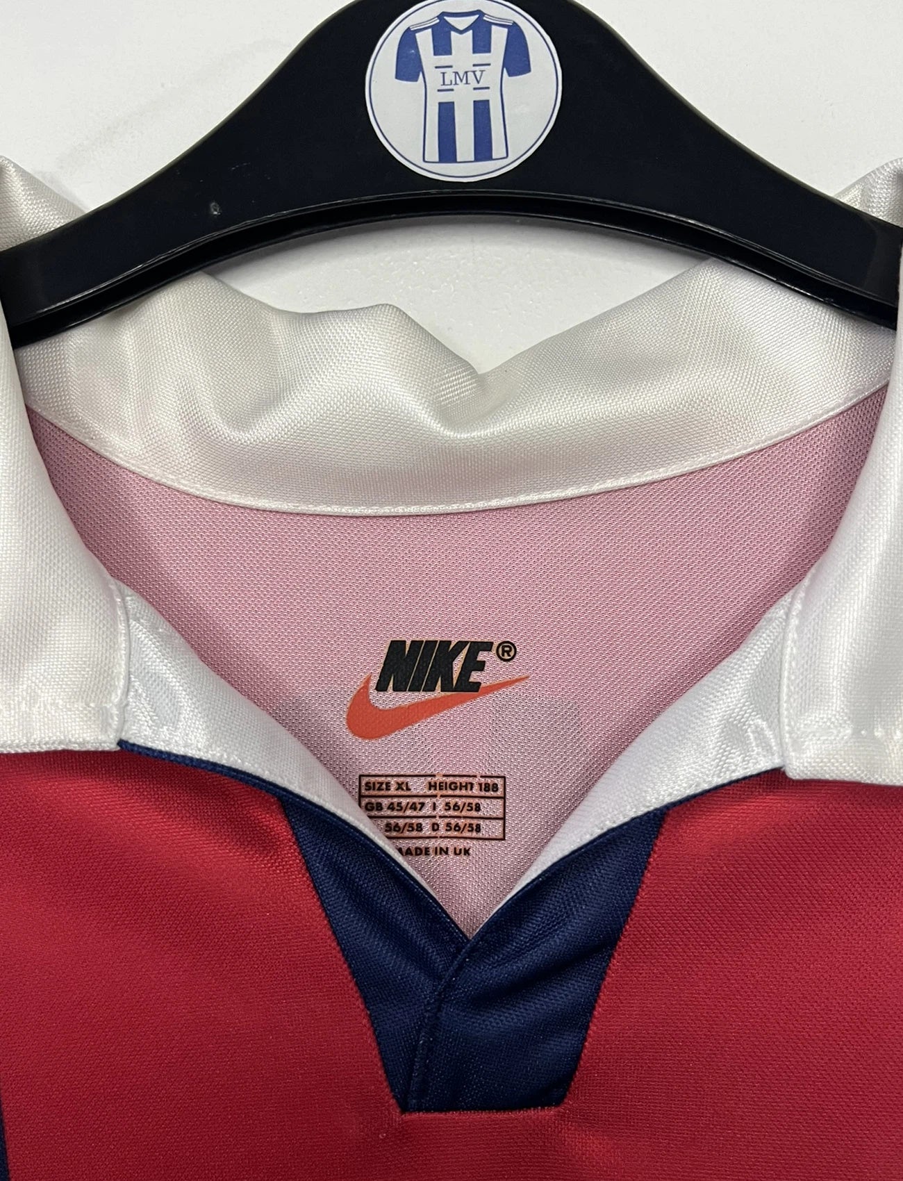 Maillot de foot vintage extérieur blanc du PSG de la saison 1998/1999. On peut retrouver l'équipementier Adidas et le sponsor Opel. Le maillot est floqué du numéro 9 Marco Simone. Il s'agit d'un maillot authentique d'époque.